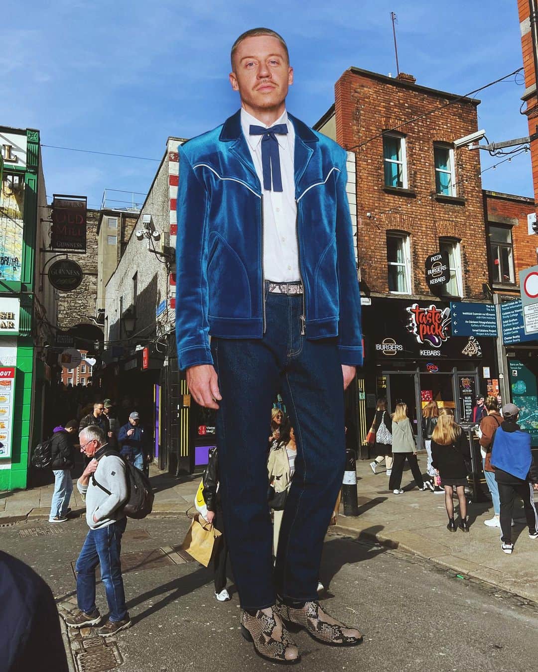 マックルモアーのインスタグラム：「If you know me you know how much Ireland means to me, my story and my family.  From our first show at a dive bar with 200 fans we didn’t know existed to multiple nights in the arena.  It’s always felt like homecoming…And maybe the rowdiest crowd in the world.  We’re ready.  Night 1 of 2 at the 3 Arena.  Couldn’t pick a better place to start. #BENWORLDTOUR 🇮🇪🪄」