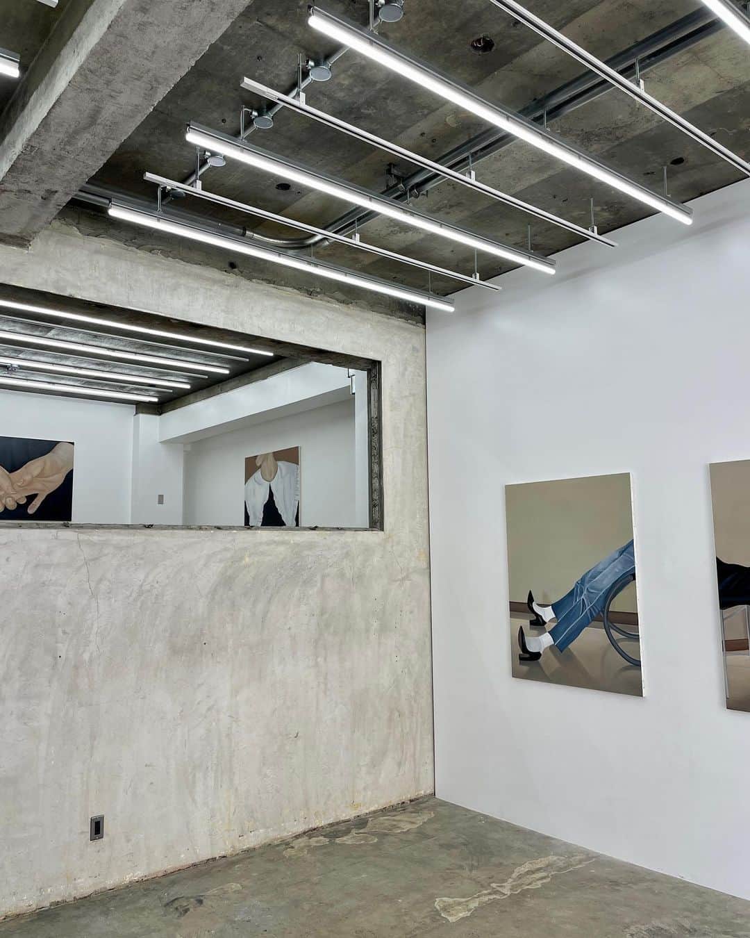 泉見祐希のインスタグラム：「“YAWN” ENAさんの個展に行ってきました。 あくびから展開される視点 肩書きや性別や宗教etc…全て何もかもとっぱらった先に何が残るかっていう問いがあって、一緒に行ったマリーとは似た答えになったけど、すごく興味深かったな。🪐」