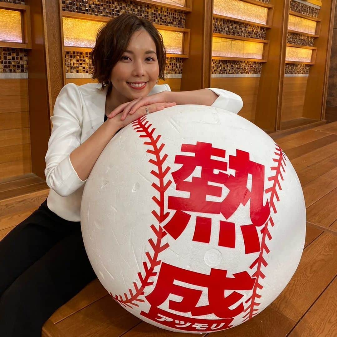 ヒロド歩美さんのインスタグラム写真 - (ヒロド歩美Instagram)「今日から報道ステーションスポーツコーナーを担当いたします、ヒロド歩美です！ 全力疾走で取材をし、スポーツを熱く盛り上げてまいりますのでよろしくお願いいたします！ 番組冒頭、大越キャスターから⚾️を受け取ることに成功👏ナイスピッチありがとうございます✨ 今日は小さいボールと大きいボールを受け取りました🙋‍♀️  #報道ステーション #熱盛 #ミラクルショット」4月4日 0時15分 - hirodo_ayumi