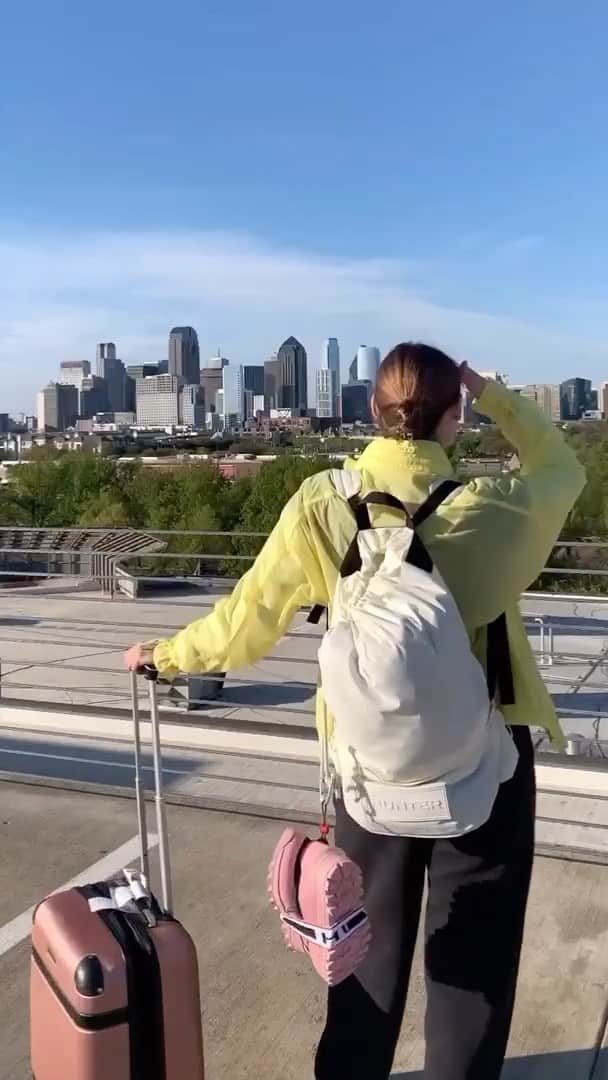 ハンターブーツのインスタグラム：「Dallas ✈️ Indianapolis with Emma Daun (@emmadaun) and our new Travel Trainers, backpack, Explorer boots and jacket.  Travel is individual and happens every day, everywhere. Our community shares their perspectives on exploration with our lightweight, easily packable and lower-impact #HunterTravelSeries   #StyledInHUNTER」
