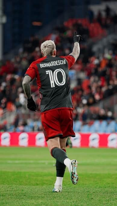 フェデリコ・ベルナルデスキのインスタグラム：「So happy to score in our stadium with our fans.  One more point in the right direction. C’mon tfc! 🤙🏻⚽️🔴  #torontofc #mls #rockngoal」