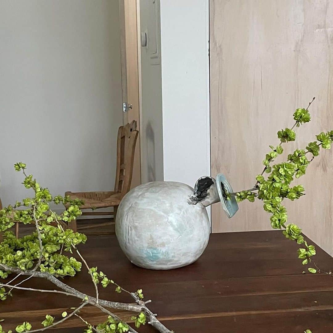 glorianotoのインスタグラム：「A gifted vase to the master @isaisafloral - couldn’t have thought of anyone better to have this piece! Thank you for giving It extra life Sophia ! @tutto_passa_studio」