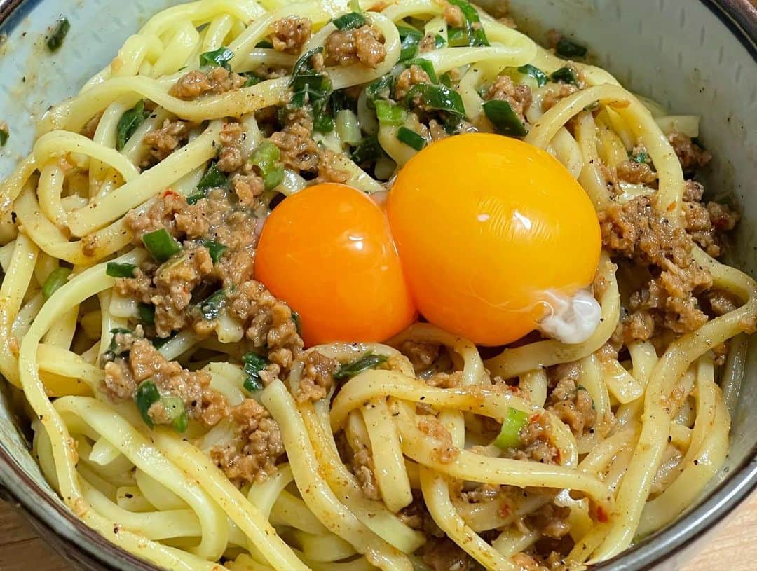 菊地浩輔さんのインスタグラム写真 - (菊地浩輔Instagram)「これはオスス！ 冷食と侮る事なかれ 1日の〆にオススです！ まぜそば最高！！！ ちなみに丼に入ってるのは2袋分です！ なので、卵黄２つ。 味変は花椒。 更なる味変は勿論マヨ。  #まぜそば #日清 #NISSIN #最高」4月4日 0時49分 - okikusaaan