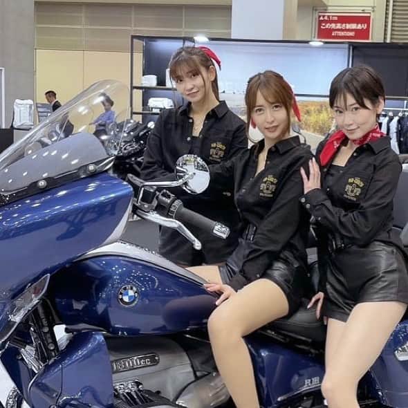 奥村美香のインスタグラム：「東京サイクルモーターショーの時の写真🤳 BMWブースでお仕事出来たの楽しかったし嬉しかった🥺  #東京サイクルモーターショー #東京ビックサイト　#BMW #バイク #バイク好きな人と繋がりたい」