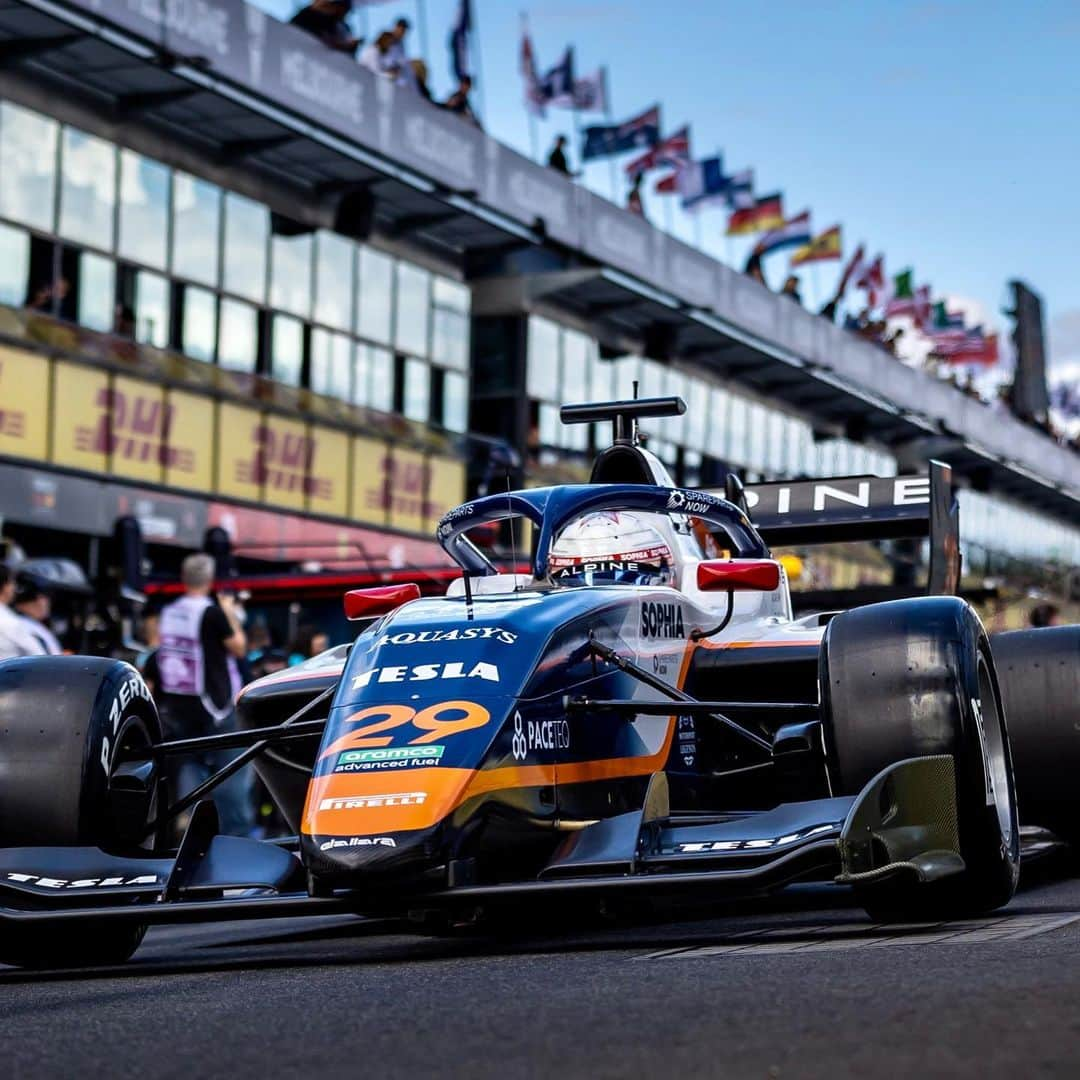 ソフィア・フロルシュさんのインスタグラム写真 - (ソフィア・フロルシュInstagram)「Say hello to BOBBY 🖤💙 My 2023 FIA F3 man 🤓 // 📸 x @dutchphotoagency // #sophia #sophia99 #changeagent #racegirl #racing #motorsport #bobby #f3 #unscripted #SOPtimism」4月4日 0時49分 - sophiafloersch