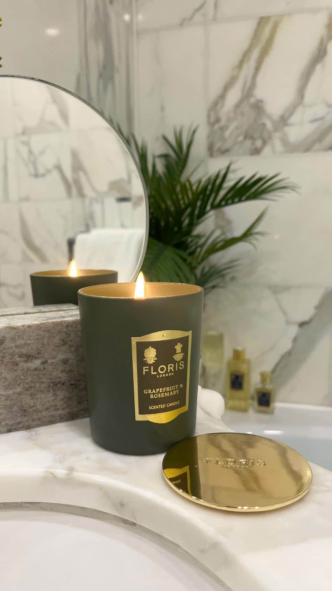 フローリスのインスタグラム：「A luxuriously tranquil bathroom isn’t complete without the herbal notes of rosemary and sandalwood.   Featuring the @florislondon Home Collection and the splendid suites of @dukeslondon.  #FlorisHome #DukesLondon」