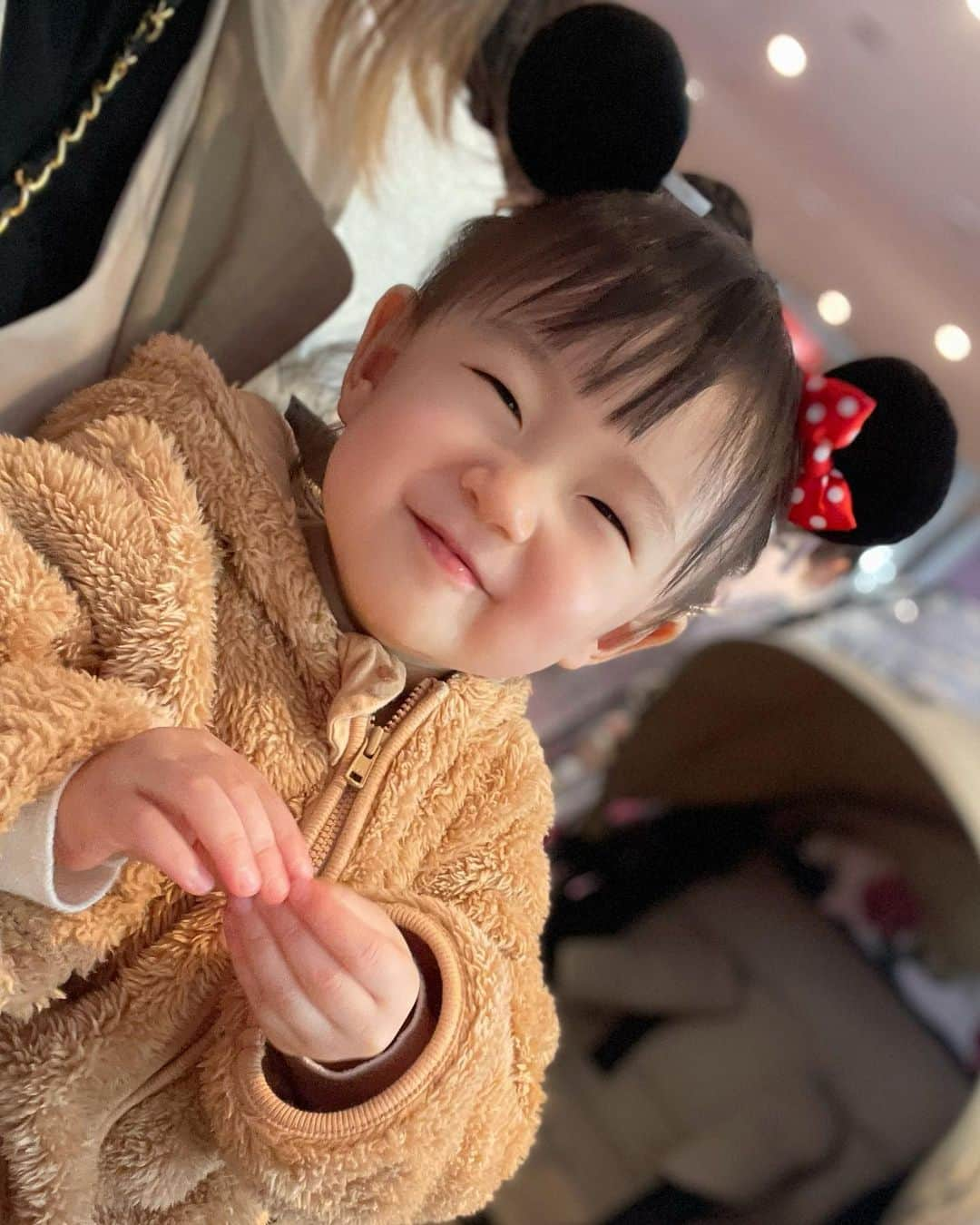 東なつ紀のインスタグラム：「Tokyo Disney land🎀  先日ディズニーデビュー🤍 れーかfamilyと行ってきたので効率よく回れて最高やった♡  びびりの侑生が楽しめるかちょこっと心配やったけど、乗り物もショーも楽しんでくれたから嬉しかったなぁ🤍  この笑顔が見れるなら毎年連れてってあげたい！！ また絶対行こうね🫶🏻❤️  #東京ディズニーランド #🐭 #みにーちゃん  #ディズニーデビュー #ういちゃんまる #一歳ディズニー #ディズニー #tokyodisneyland」