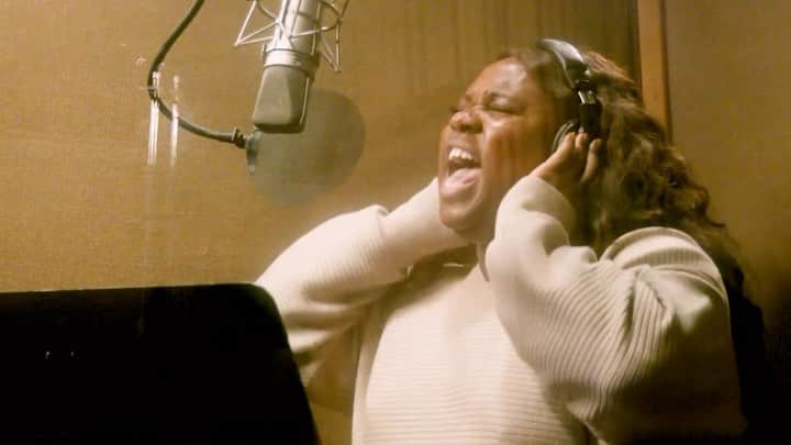 アレックス・ニューウェルのインスタグラム：「The moment has arrived: your first look at @thealexnewell singing “Independently Owned”!! Full music video at the link in our bio, full track streaming NOW wherever you listen to music, and full Shucked Original Broadway Cast Recording coming out on May 5th! Pre-order/pre-save now: shucked.lnk.to/musical」