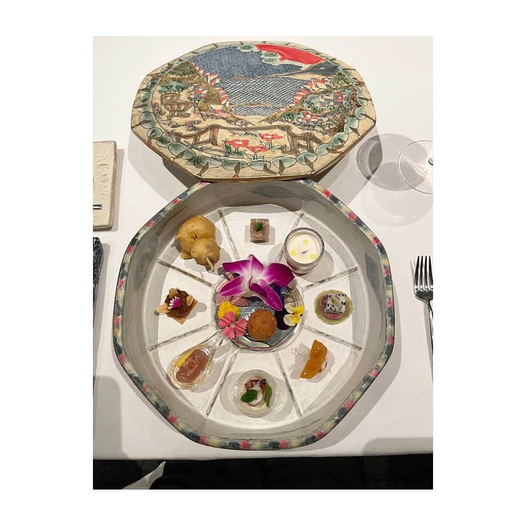 稲沢朋子さんのインスタグラム写真 - (稲沢朋子Instagram)「滞在中のディナー 「琉球シチリアーナ」にて 沖縄の食材とシチリア料理の技法を組み合わせたディナーコースを堪能💛 お料理はもちろんの事、器も素敵 シチリアと読谷村の風景が融合した温かみのある焼き物の器！オリジナルだそうです  お誕生日のお祝いまでして頂きました 嬉しすぎます☺️ ありがとう！❤️  #hoshinoyaokinawa #星のや沖縄 #星のや #星野リゾート」4月4日 1時04分 - ina_tomo