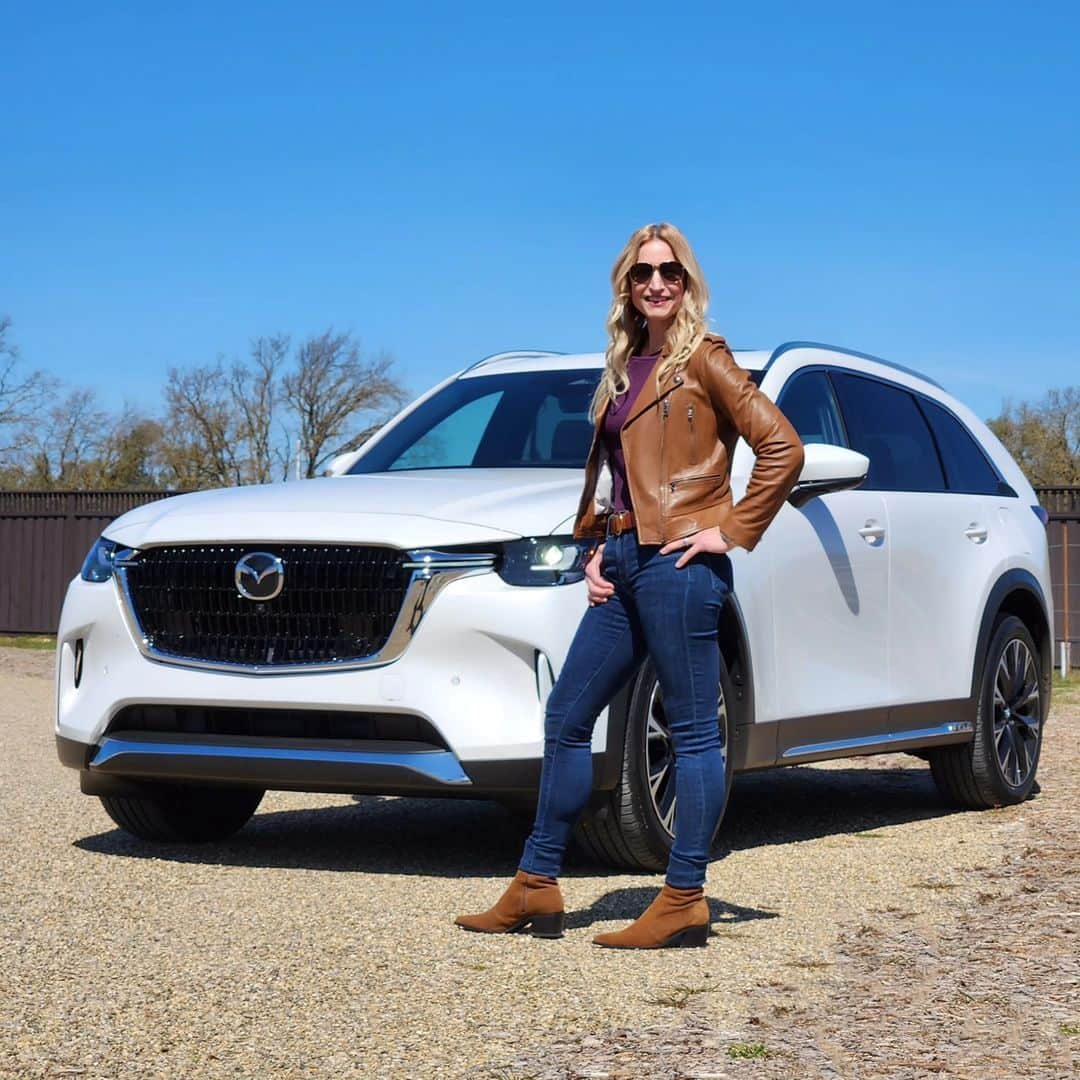 MAZDA Canadaのインスタグラム：「How does the first-ever #MazdaCX90 handle the road? @motormouth_andrea and @motormouth_auto put it to the test and shared their first impressions. Learn more at the link in bio. #CX90 #MazdaCanada​ 🔴​ Comment le tout nouveau #MazdaCX90 se comporte-t-il sur la route ? Le guide automobile @motormouth_andrea @motormouth_auto l'a mis à l'épreuve et nous a fait part de ses premières impressions. Pour en savoir plus, cliquez sur le lien dans notre bio.」