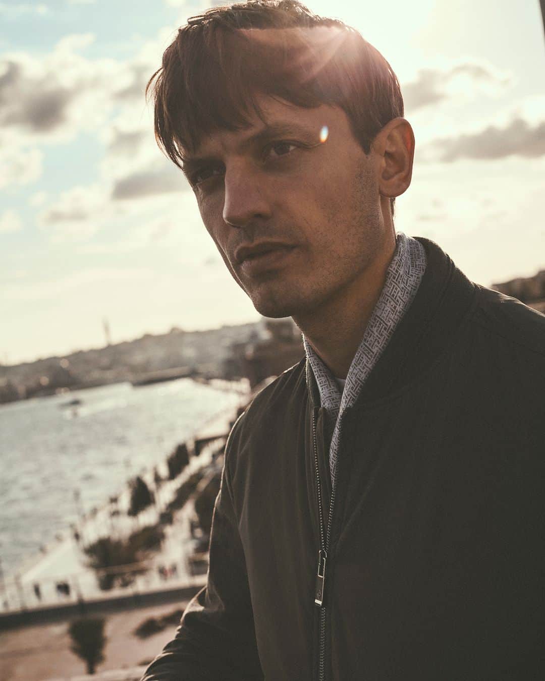 パルジレリのインスタグラム：「Crafted in cashmere and modal fabrics, Pal Zileri’s scarfs add the perfect soft embellishment to your look.   Discover the SS23 Collection on palzileri.com   #PalZileri #PalZileriSS23 #EffortlessAttitude」