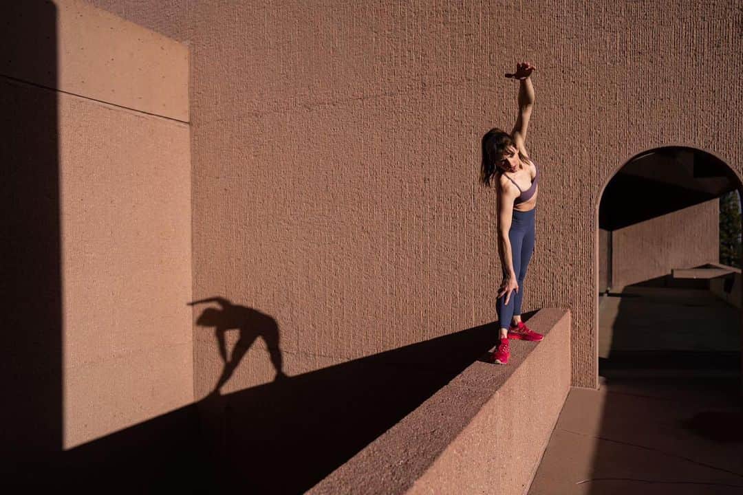 ペイジー・クラッセンのインスタグラム：「Stretching in precarious places, by @tarakerzhner 🧜🏻‍♀️」
