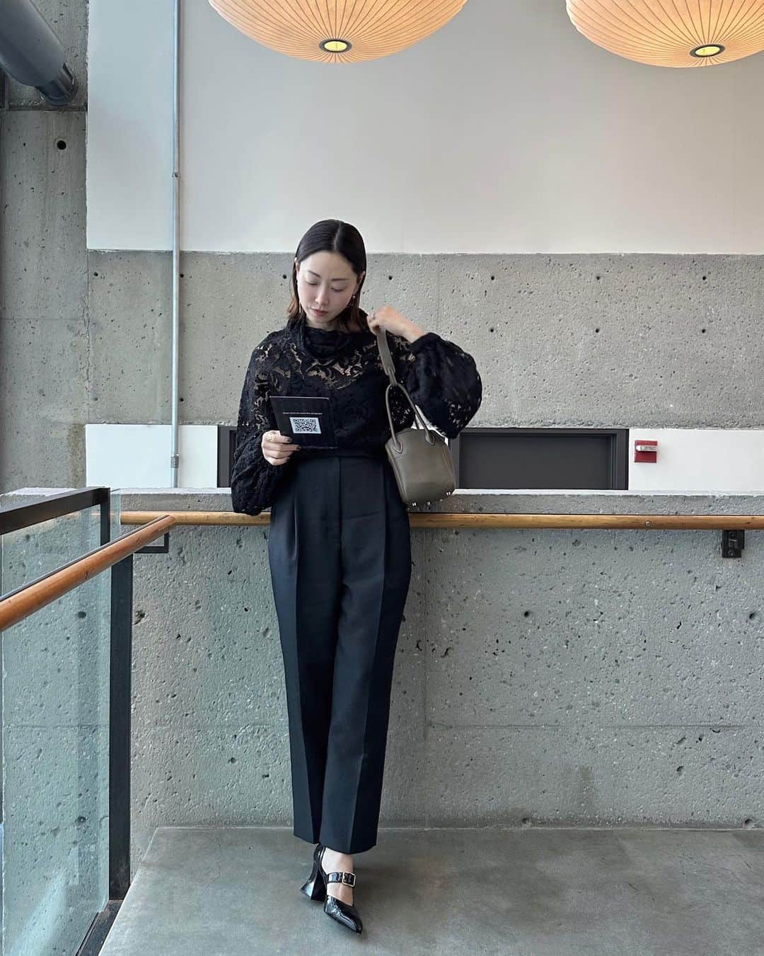 大塚良子のインスタグラム：「. オフブロードウェイにて絶賛公演中の中谷美紀さんと ミハイル・バリシニコフさんの〝THE HUNTING GUN 「猟銃」〟を観てきました。 @mikinakatanioffiziell  @baryshnikovartscenter  @thehuntinggun   冒頭から息を呑むほど舞台に惹きこまれ、 その演技の素晴らしさに 感動で思わず涙が溢れるほどでした。  3人のキャラクターを異なる声の抑揚や仕草で表現する 中谷美紀さんのパフォーマンス、そして日本語の美しさ、 どの瞬間も芸術的でその情景が浮かぶ鬼気迫るもの。  こうして日本の女優さんがNYの舞台で拍手喝采を浴びる姿にもとても心打たれ、そのオーラとあまりに美しい姿を間近で観劇することができたのは最高に幸せな時間でした。  今年はもっとエンターテイメントに沢山触れる年にしたい！まだ興奮冷めやらず、 刺激と感銘をありがとうございました。  4月半ばまで公演してるのでNYにお住みの方 絶対観に行った方がいいです✨  I was completely enraptured by Miki Nakatani and Mikhail Baryshnikov's performance in  〝The Hunting Gun〟  My breath caught in my throat as I watched her command the stage with her incredible acting. The beauty of the Japanese language, along with Miki  Nakatani's ability to portray three different characters with distinct vocal inflections and mannerism, was truly remarkable.  I was also moved by the sight of a talented Japanese actress receiving a standing ovation on a New York stage.👏✨✨ If you are in NY, you should definitely go see it.  #nyc #offbroadway #Japaneseliterature  #thehuntinggun #newyorkstageshow #newyork #mikinakatani #mikhalbaryshnikov   #オフブロードウェイ #ニューヨーク　 #舞台　#日本文学　#井上靖」