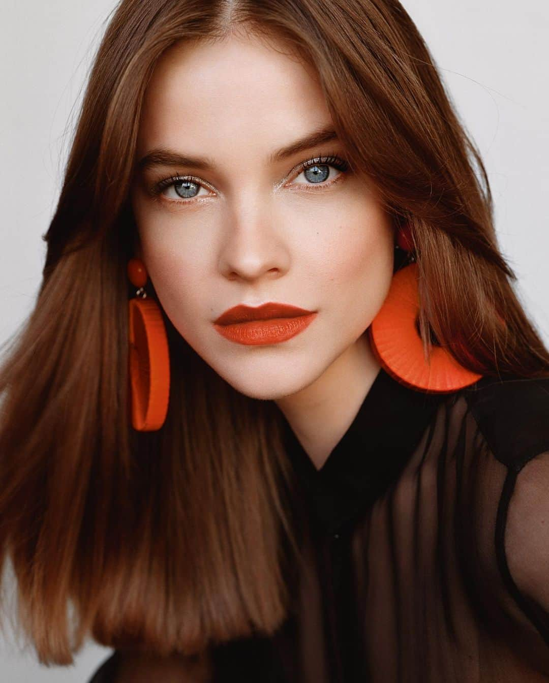 バルバラ・パルヴィンのインスタグラム：「Remembered elegance. A touch of new LIP MAESTRO SATIN inspired by the skin-on-skin feel of satin for a maximum color, wear and care.  Recreate @realbarbarapalvin's beauty look with: - LUMINOUS SILK FOUNDATION in shade 5  - LUMINOUS SILK CONCEALER in shade 3 - LUMINOUS SILK GLOW FUSION POWDER in shade 5 - HIGH PRECISION BROW PENCIL in shade 1 - EYE TINT in shade 1S - EYES TO KILL CLASSICO MASCARA - LIP MAESTRO SATIN in shade 4  Credit: @alasdairmclellan @koichirodoi  #Armanibeauty #LipMaestro #BarbaraPalvin #Lipstick」