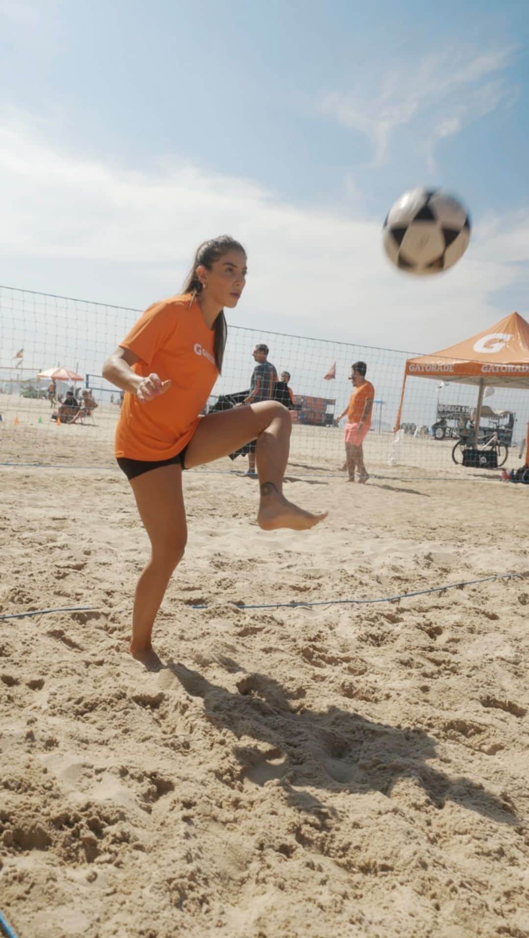 Rachel Apollonioのインスタグラム：「Ta rolando uma programação esportiva GRATUITA no rio e em sp by @gatoradebrasil e eu trouxe vcs comigo nesse video! Tá rolando aula toda terça, quinta e sábado e vcs podem se inscrever para as próximas aulas através do perfil deles, tanto quem ja faz esporte, quanto quem é iniciante e quer dar um start!  Gatorade é a bebida esportiva numero 1 do mundo e foi formulada para repor os liquidos e sais minerais perdidos no suor 🫶 Se inscrevam nas aulas e bora suar e se hidratar! #SuaQueDá #publicidade」