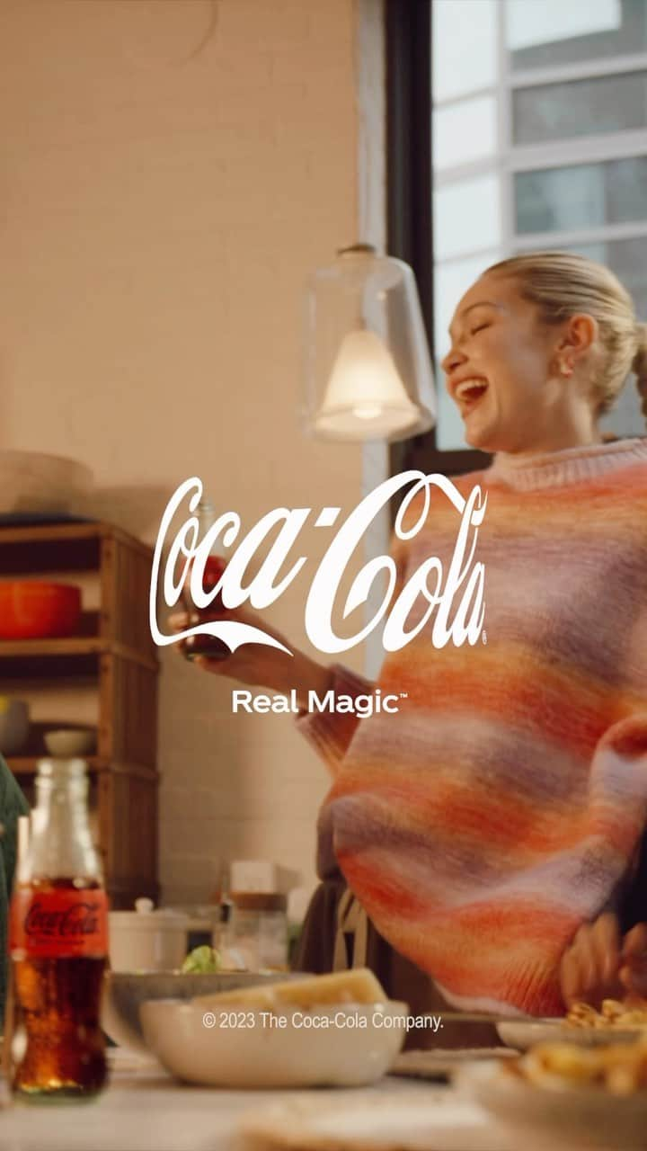 ジジ・ハディッドのインスタグラム：「If you know me, you know my favorite meals are always joined by a @cocacola .. add that to trying something new with friends & thats my #RecipeForMagic 🍝❣️ #CokePartner」