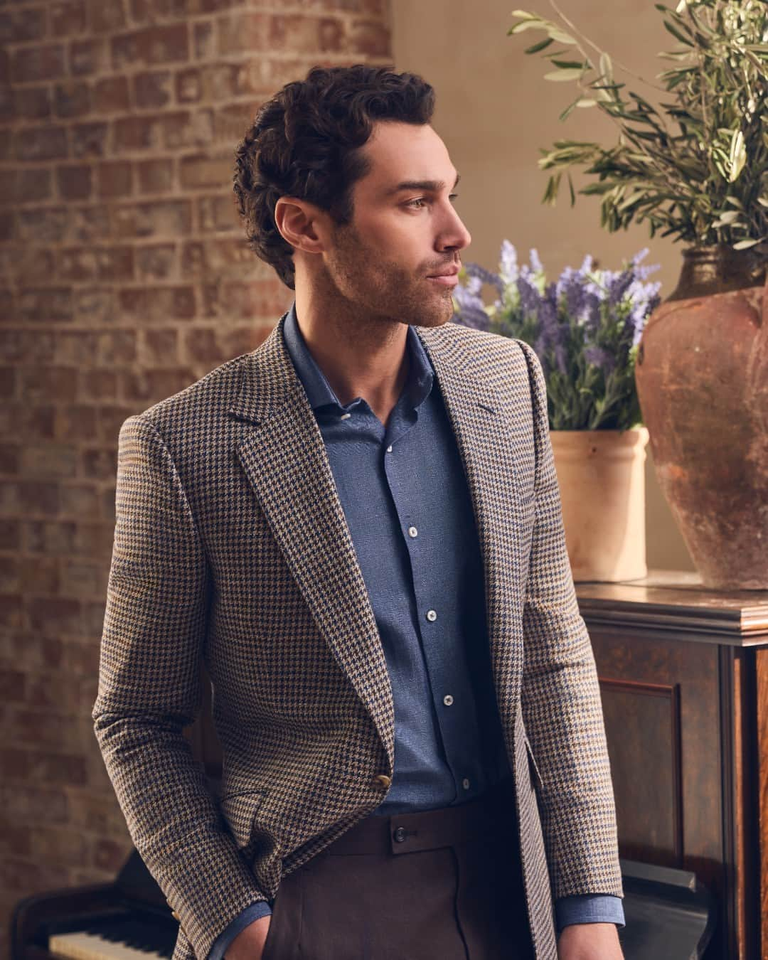 ハンツマンさんのインスタグラム写真 - (ハンツマンInstagram)「Now that the sun is shining, get inspired with Huntsman's SS23 collection. This houndstooth jacket combines colours that make it easy to pair with a variety of trousers, even with your favourite denim jeans! It’s a jacket designed to dress up and down, as the occasion dictates, and the signature one-button silhouette guarantees whatever the event, you’re sure to look impeccably tailored.  Discover Huntsman's new collection via LinkinBio.   #huntsman #huntsmansavilerow #savilerow #savilerowstyle #bespokestyle #bespoketailoring #bespokelifestyle #mensfashion #menswear #menstailoring #tailoring #mensstyle #styleinspo #suits #jackets #trousers #shirts #menswear #SS23 #bespoke #readytowear #provence #luxury #summer #spring #StTropez #Marseille #Caen #Houndstooth」4月4日 1時20分 - huntsmansavilerow