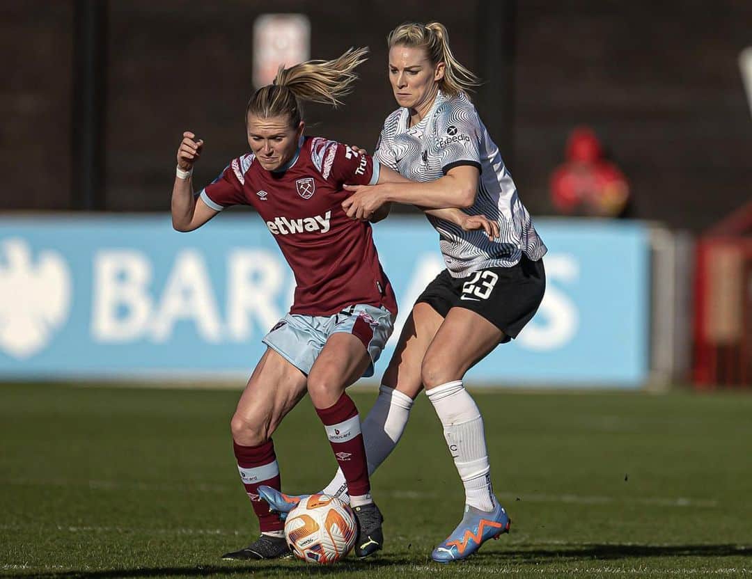 ジェンマ・ボナーのインスタグラム：「Another point on the board but frustrated to not get the win. We battled hard and keeping the clean sheet is important to help us build momentum into the next one.  Thank you for the continued support as always our fans made it feel like a home game ❤️  #ynwa #liverpoolwfc #wsl」