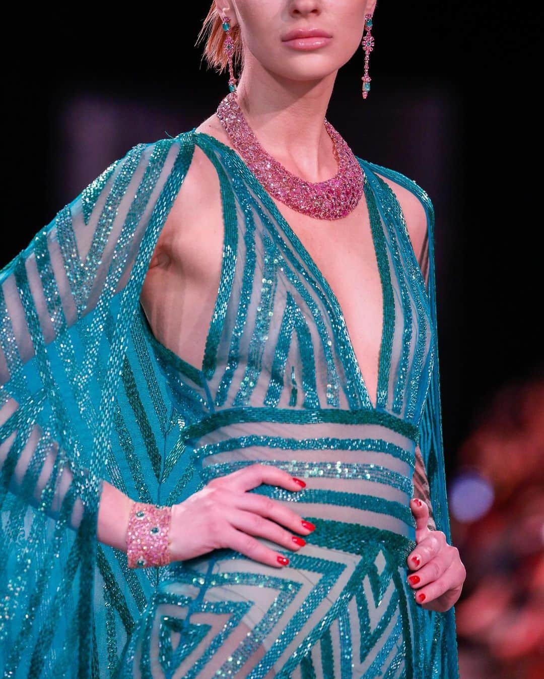 ナイーム カーンさんのインスタグラム写真 - (ナイーム カーンInstagram)「Art deco inspired emerald glass bead embroidered gown and detachable cape. The House of Khan Fall 2023. #NKFall2023」4月4日 1時30分 - naeemkhannyc