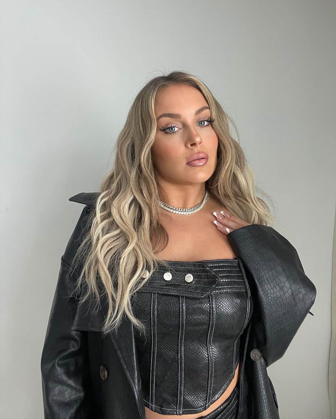 ファニー・リックマンのインスタグラム：「Can’t wait for the “long coats and bare legs” season 🖤 @prettylittlething」