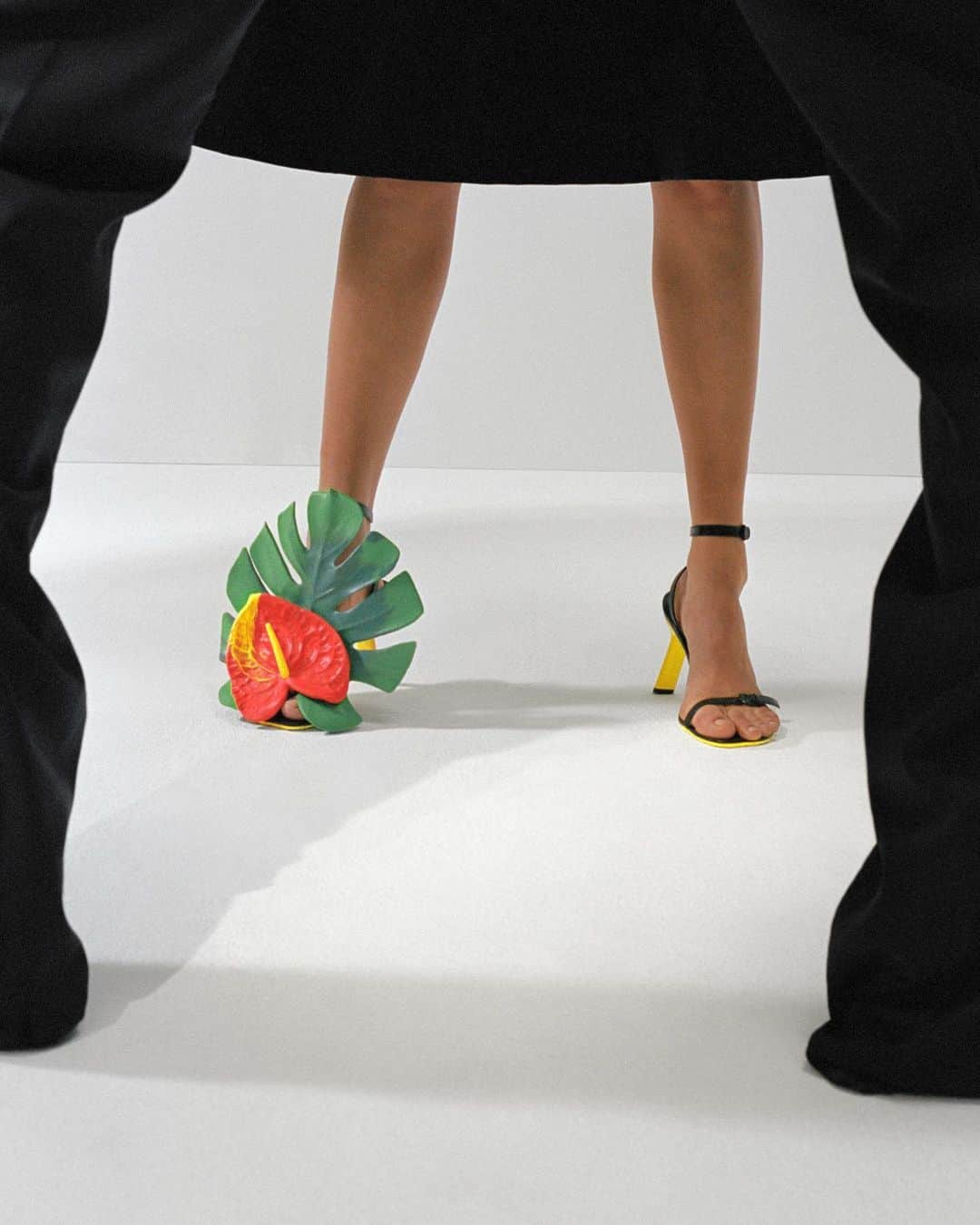 Loeweさんのインスタグラム写真 - (LoeweInstagram)「The sandal is twisted and shaped by nature, composed as a bouquet with a petal-inspired toe.  See the collection on loewe.com  #LOEWE #LOEWEshoes」4月4日 1時28分 - loewe