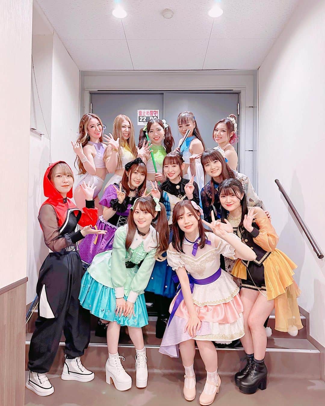 南條愛乃のインスタグラム：「【ポールプリンセス!! Special Event ～Wish Upon a Polestar～】 2023.4.2 @豊洲PIT ⁡ ・・・ ポールプリンセスの初めてのイベント！ トークありライブあり生アフレコありの盛りだくさんなイベントでした！ ありがとうございました！ ⁡ そしてなにより、ポールダンサーさんのダンスも！ すごかったよね〜？！？！ ⁡ ポルプリのオーディションで初めて作品に触れた時に、 ポールダンスの印象が大きく変わったんだよね。 ⁡ それまでポールダンスと聞いて浮かぶイメージは、艶かしくてセクシーで、大人が楽しむものってイメージだったんだけど、主人公のヒナノちゃん達がポールダンスを習って夢に向かっていく様子が、本当に真っ直ぐで純粋でキラキラしてて、こんなに青春が似合うものだったんだ！ってビックリしたんだよね〜 ⁡ そして今回のイベントで、プロのダンサーさんたちのダンスを見て、ほんっと凄まじくて、人間ってこんなことできるのー？！って気持ちと、美しくて力強いパフォーマンスに感動しちゃって、イベント始まる前から涙流してました(笑) ⁡ 今回イベントで実際に観られた方には伝わるんじゃないかなーこの気持ち‥！ まだ見てない方にもぜひ見てほしい、ほんとに！すごかったんだよ〜（語彙力） ⁡ ポールダンスに感動した話でこんなにも書いてしまいましたが、ポルプリ初のイベントだというのにたくさんのファンの皆さんに応援にきていただき、とてもいいスタートが出来たのではないかと思いました！ ⁡ わたしの演じる御子白ユカリちゃん‥様は、カリスマ的存在の絶対王者。 自信あふれる姿とオーラ、美しさで、圧倒的な存在感を放つ‥的な超つえー人という立ち位置のキャラクターです。 ⁡ そんなユカリ様を演じさせていただくのは畏れ多く、ポンコツなわたしは心臓が縮んでなくなってしまう思いなのですが、ユカリ様に叱られないよう、頑張らせていただいております‥！ ⁡ ユカリ様の楽曲もつよつよ楽曲なのですが、頑張らせていただきました、ユカリ様‥！ ⁡ わたしが所属するチーム「エルダンジュ」の他のメンバーは、 サナ役の日高里菜ちゃん ノア役の早見沙織ちゃん そしてユカリ様の3人からなるのですが、 ンマーーーーこの2人といる時間が楽しいのなんの！ ライブではステージ袖でみんなで見合ったりしてて、 あんな可愛いステージできない！！とりなちゃんに詰め寄り、 あんなしなやかに雅なステージできない！！とはやみんに詰め寄り、 このお2人と同じチームで作品に関われること、とっても光栄です‥😌✨ エルダンジュとしての結束力もアップしたイベントになったなと感じました😌 ⁡ ヒナノちゃんチームのみんなともちょっとずつお話できたりして、またガッツリお話したり現場でお会いするのが楽しみだなと思ってます〜🙈✨ ⁡ そしてお衣装とメイクも、ユカリ様らしい美しさを作り上げてくださってありがとうございました！ 細かいところまで綺麗だった〜！ ネイルも衣装に合わせてキラキラにしてきましたよ〜。 蝶のように舞うイメージと、夜空のイメージのデザインでお願いしました✨うるキラつや〜😇 ⁡ そしてそして、ユカリ様のダンスを担当してくださったAyaka先生！美しかった〜！ ご一緒できて光栄です✨ 自分歌ってたけどパフォーマンス見ていたかったです(笑) ⁡ そんなわけでとても濃厚な1日でございました‥！ 劇場版も発表されました！（前売りチケット発売中ですー！） これまでノーチェックだった方もぜひ追いかけてみてくださいねー！ 公式サイトからいろいろ見れると思います！ ⁡ ・・・ ⁡ ヘアメイク・KOTOMIさん（ @1129kotomi ）」