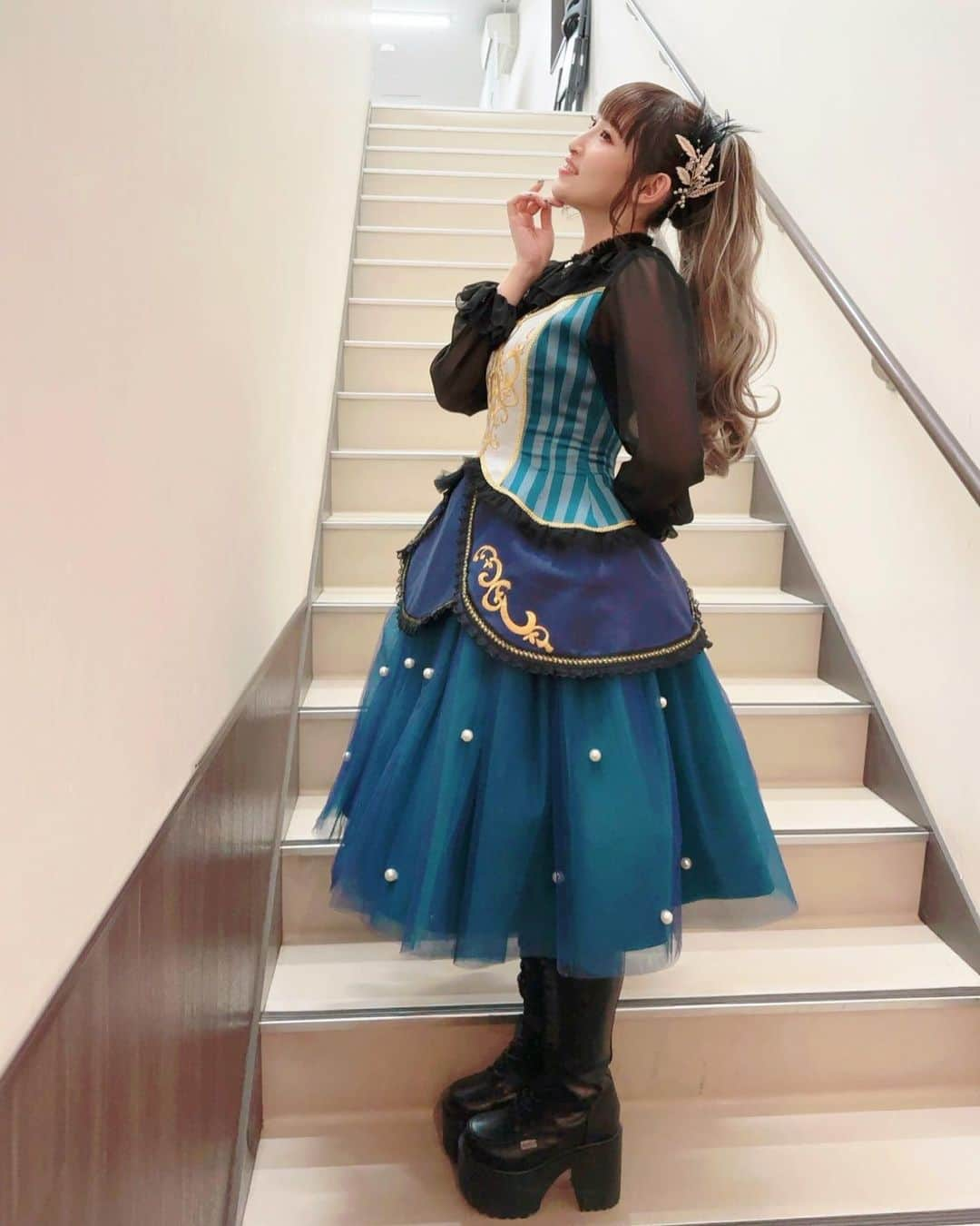 南條愛乃さんのインスタグラム写真 - (南條愛乃Instagram)「【ポールプリンセス!! Special Event ～Wish Upon a Polestar～】 2023.4.2 @豊洲PIT ⁡ ・・・ ポールプリンセスの初めてのイベント！ トークありライブあり生アフレコありの盛りだくさんなイベントでした！ ありがとうございました！ ⁡ そしてなにより、ポールダンサーさんのダンスも！ すごかったよね〜？！？！ ⁡ ポルプリのオーディションで初めて作品に触れた時に、 ポールダンスの印象が大きく変わったんだよね。 ⁡ それまでポールダンスと聞いて浮かぶイメージは、艶かしくてセクシーで、大人が楽しむものってイメージだったんだけど、主人公のヒナノちゃん達がポールダンスを習って夢に向かっていく様子が、本当に真っ直ぐで純粋でキラキラしてて、こんなに青春が似合うものだったんだ！ってビックリしたんだよね〜 ⁡ そして今回のイベントで、プロのダンサーさんたちのダンスを見て、ほんっと凄まじくて、人間ってこんなことできるのー？！って気持ちと、美しくて力強いパフォーマンスに感動しちゃって、イベント始まる前から涙流してました(笑) ⁡ 今回イベントで実際に観られた方には伝わるんじゃないかなーこの気持ち‥！ まだ見てない方にもぜひ見てほしい、ほんとに！すごかったんだよ〜（語彙力） ⁡ ポールダンスに感動した話でこんなにも書いてしまいましたが、ポルプリ初のイベントだというのにたくさんのファンの皆さんに応援にきていただき、とてもいいスタートが出来たのではないかと思いました！ ⁡ わたしの演じる御子白ユカリちゃん‥様は、カリスマ的存在の絶対王者。 自信あふれる姿とオーラ、美しさで、圧倒的な存在感を放つ‥的な超つえー人という立ち位置のキャラクターです。 ⁡ そんなユカリ様を演じさせていただくのは畏れ多く、ポンコツなわたしは心臓が縮んでなくなってしまう思いなのですが、ユカリ様に叱られないよう、頑張らせていただいております‥！ ⁡ ユカリ様の楽曲もつよつよ楽曲なのですが、頑張らせていただきました、ユカリ様‥！ ⁡ わたしが所属するチーム「エルダンジュ」の他のメンバーは、 サナ役の日高里菜ちゃん ノア役の早見沙織ちゃん そしてユカリ様の3人からなるのですが、 ンマーーーーこの2人といる時間が楽しいのなんの！ ライブではステージ袖でみんなで見合ったりしてて、 あんな可愛いステージできない！！とりなちゃんに詰め寄り、 あんなしなやかに雅なステージできない！！とはやみんに詰め寄り、 このお2人と同じチームで作品に関われること、とっても光栄です‥😌✨ エルダンジュとしての結束力もアップしたイベントになったなと感じました😌 ⁡ ヒナノちゃんチームのみんなともちょっとずつお話できたりして、またガッツリお話したり現場でお会いするのが楽しみだなと思ってます〜🙈✨ ⁡ そしてお衣装とメイクも、ユカリ様らしい美しさを作り上げてくださってありがとうございました！ 細かいところまで綺麗だった〜！ ネイルも衣装に合わせてキラキラにしてきましたよ〜。 蝶のように舞うイメージと、夜空のイメージのデザインでお願いしました✨うるキラつや〜😇 ⁡ そしてそして、ユカリ様のダンスを担当してくださったAyaka先生！美しかった〜！ ご一緒できて光栄です✨ 自分歌ってたけどパフォーマンス見ていたかったです(笑) ⁡ そんなわけでとても濃厚な1日でございました‥！ 劇場版も発表されました！（前売りチケット発売中ですー！） これまでノーチェックだった方もぜひ追いかけてみてくださいねー！ 公式サイトからいろいろ見れると思います！ ⁡ ・・・ ⁡ ヘアメイク・KOTOMIさん（ @1129kotomi ）」4月4日 1時35分 - nanjolno