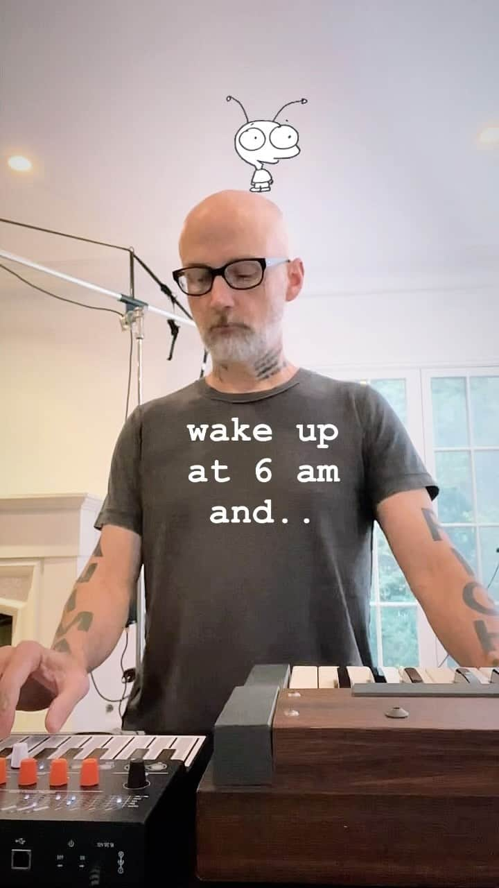 モービーのインスタグラム：「6am analog synths. Ok.」