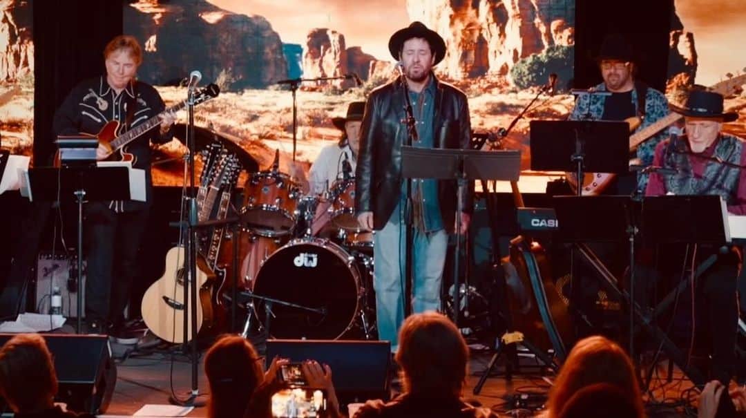 ロブ・モローのインスタグラム：「#wastedtime @thetribebandla @bogiesbar」