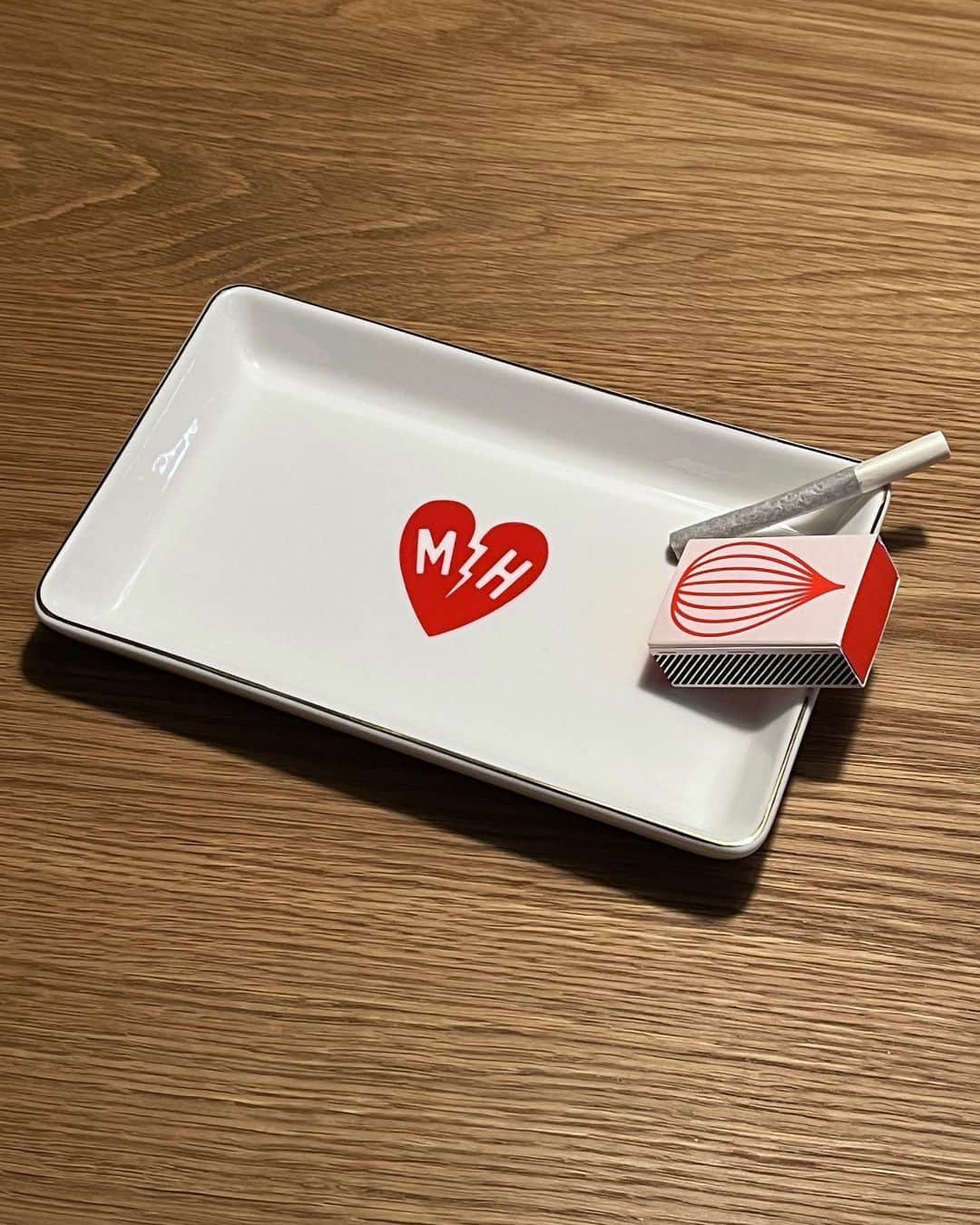 メイヤー・ホーソーンさんのインスタグラム写真 - (メイヤー・ホーソーンInstagram)「Introducing the MH VALET TRAY artinsanally crafted from posh porcelain with gold rim accent because you deserve it. You can literally do anything with this. In the shop now. Operators are standing by!!」4月4日 1時44分 - mayerhawthorne