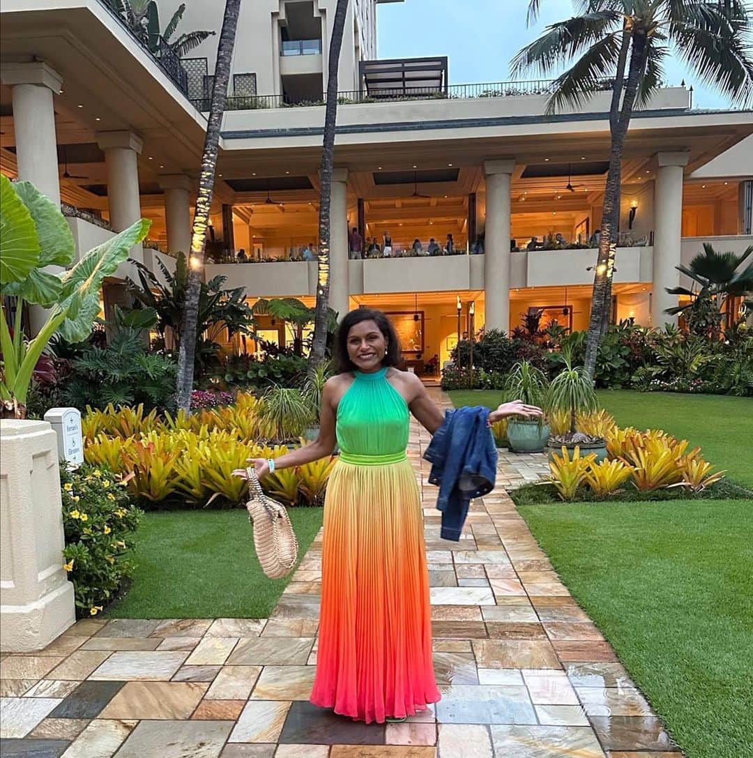ミンディ・カリングのインスタグラム：「It was raining but my Aloha spirit was in full force ☔️🌈🌺」