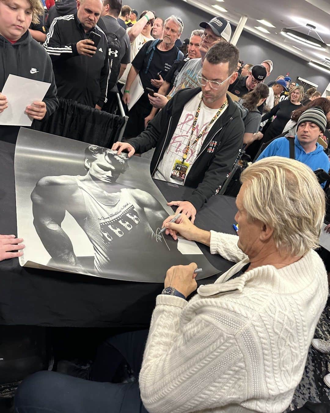 ドルフ・ラングレンのインスタグラム：「Signing a 1986 Skrebneski poster at the Steel City Comicon n Pittsburgh. Lots of positive energy over the weekend l. Very inspiring to meet the fans up close. Need to do this more often. 👍👊」