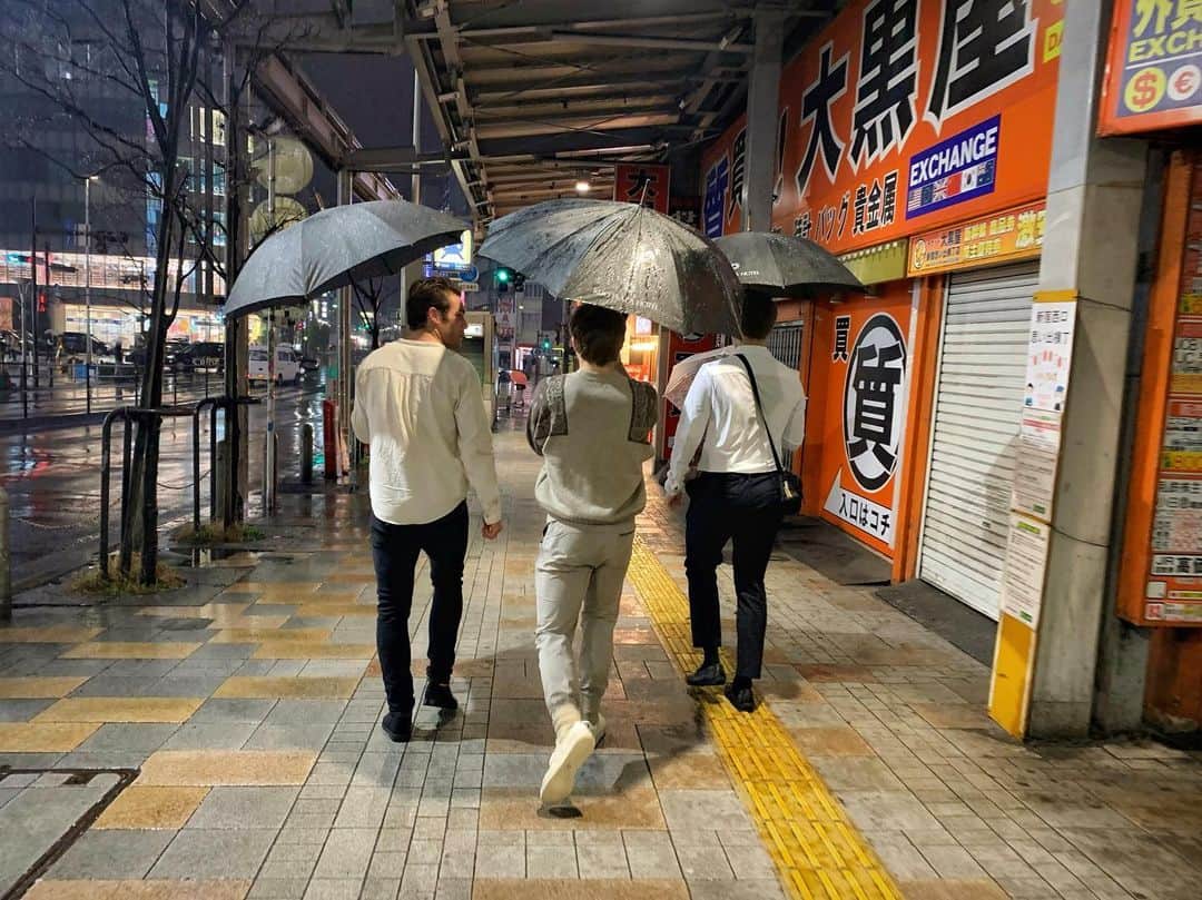 マイケル・パーソンズのインスタグラム：「With friends like these… ☔️  Miss you guys #TMA  📷: @_lia.pereira」