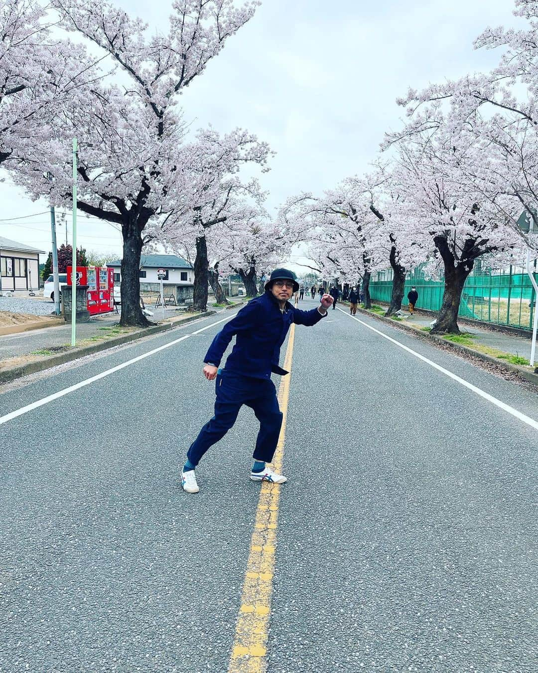 福士誠治さんのインスタグラム写真 - (福士誠治Instagram)「#桜の旅 #夜ノ森の桜 #桜 #福島 #夜ノ森デニム #福士誠治 #おおたけこういち #桜祭り  とにかく素敵な時間と考え深い時間と色々な感情が溢れた旅になりました？  まだ桜も見れる地域もありますし沢山春を感じてください。  お揃いの夜の森デニムのブレスレットはおおたけくんがプレゼントしてくれました！！」4月4日 2時09分 - seiji_fukushi