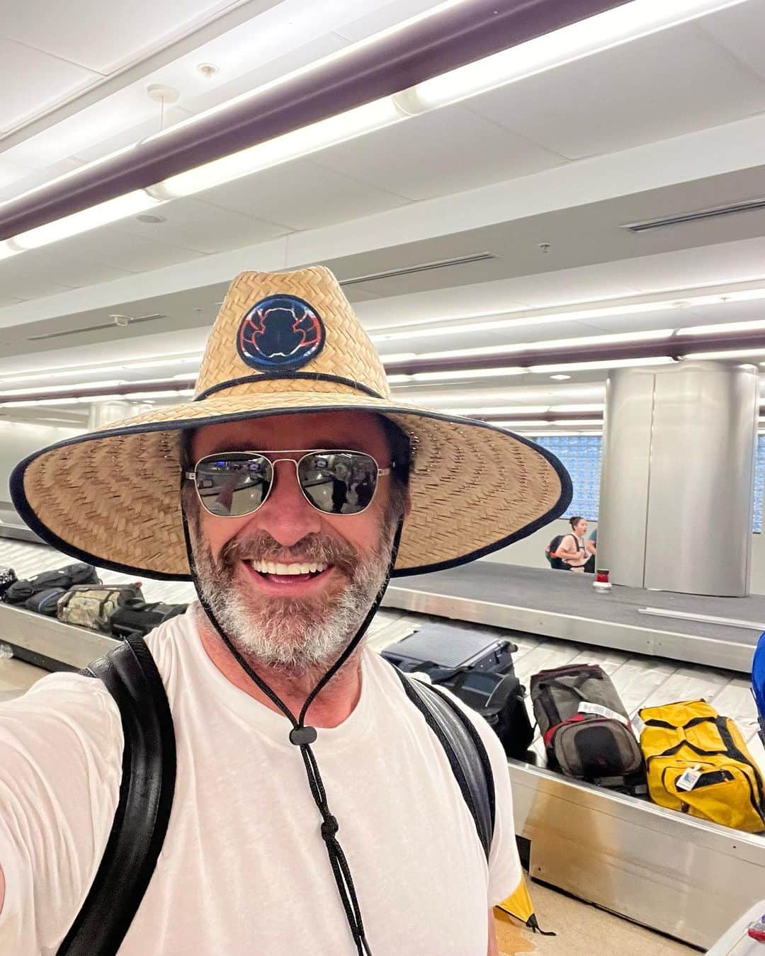 ヒュー・ジャックマンのインスタグラム：「Blending in at the baggage claim.」