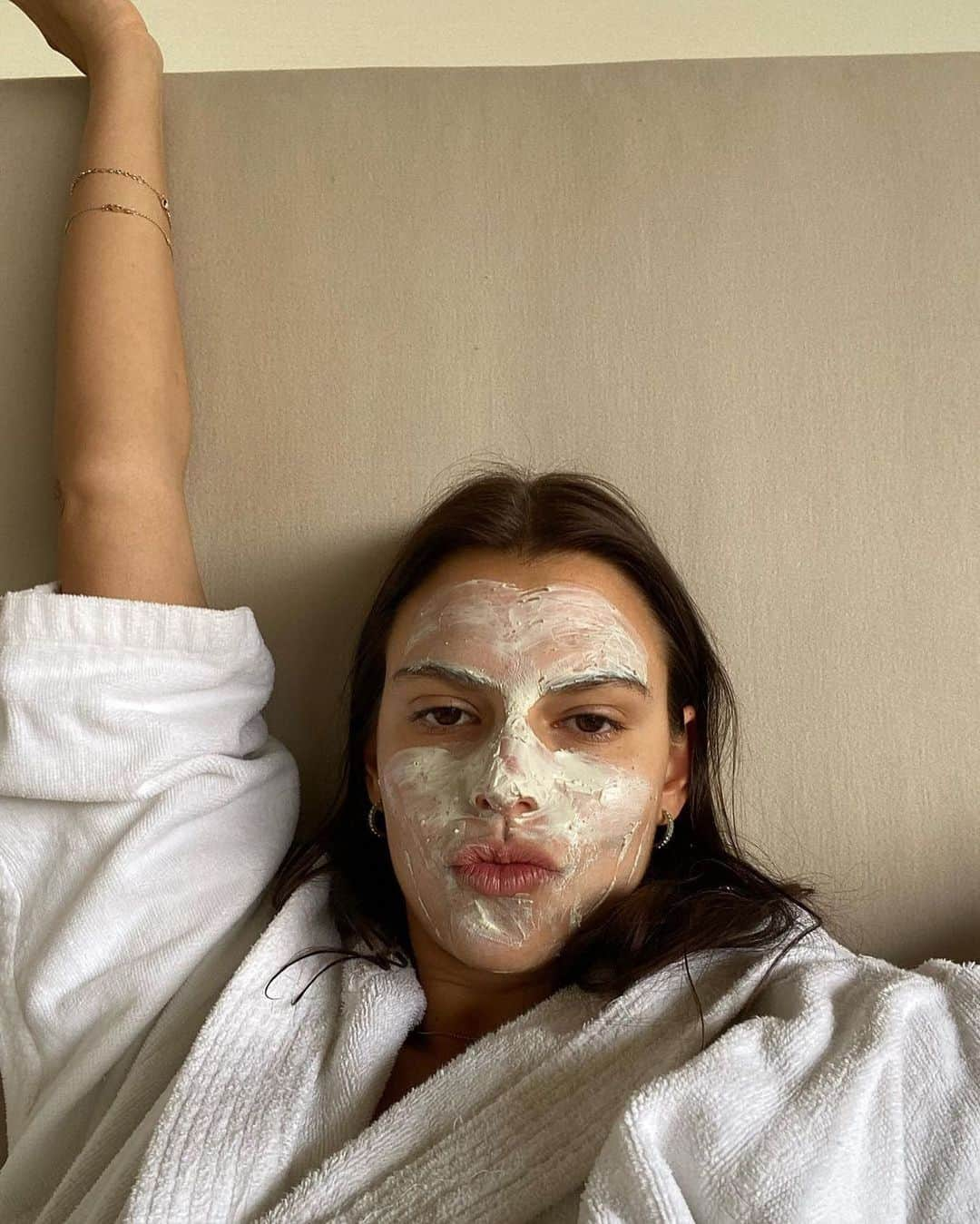 Glossierのインスタグラム：「Getting back into bed on a Monday like 😌 @de__camila」