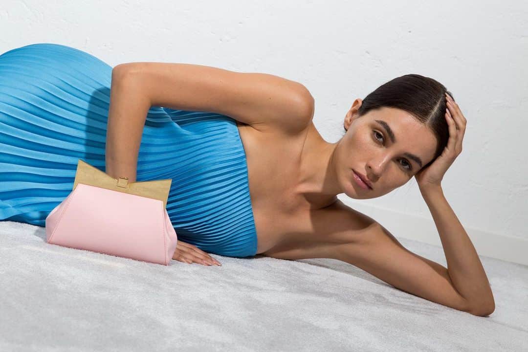 サラバターリアのインスタグラム：「Lady Me Clutch Spring Summer 2023  #sarabattaglia」