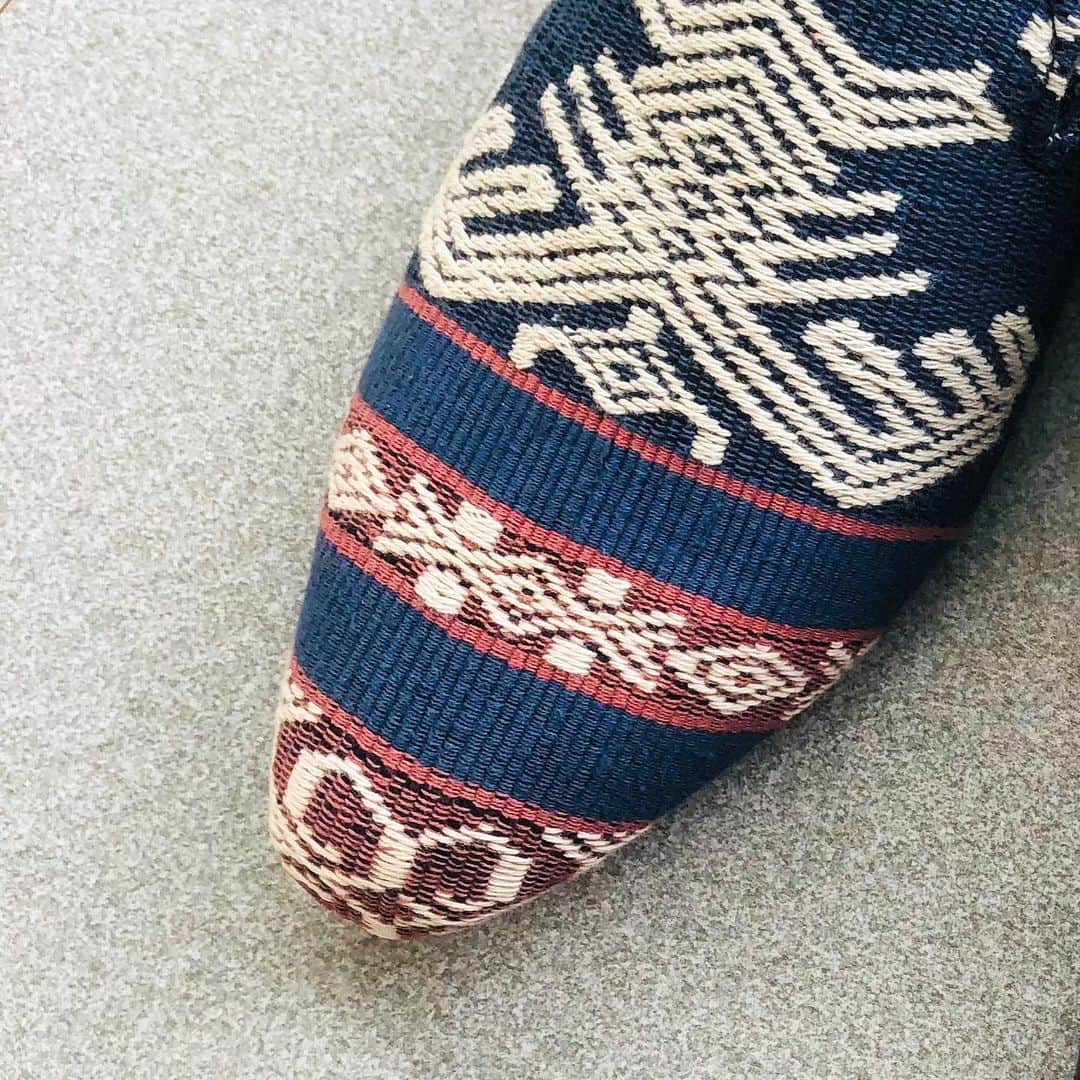 ベックスロックスのインスタグラム：「#ConsciousStyle  One step forward,  If you don’t try you won’t know. ⠀⠀⠀⠀⠀⠀⠀⠀⠀ Available online now www.rebeccamanners.com  ⠀⠀⠀⠀⠀⠀⠀⠀⠀ ⠀⠀⠀⠀⠀⠀⠀⠀⠀ “MADE BY THE PEOPLE, FOR THE PEOPLE” The Art Of Slow, Artisanal luxury An ever evolving collection bridging worlds through co-creation. Each Ikat textile is One of a Kind therefore every piece is unique.  ⠀⠀⠀⠀⠀⠀⠀⠀⠀ Naturally dyed and hand loomed by indigenous communities of East Sumba, Indonesia known as the forgotten island.  We support, celebrate and share old world stories and ancestral techniques through a new lens.  With our bespoke wearable art pieces scraps of these precious threads are left over, to ensure zero waste we up-cycle them with our Balinese shoemakers to bring you sliders and loafers that help you walk your conscious talk.  ⠀⠀⠀⠀⠀⠀⠀⠀⠀ Empowered, embodied, unique and stylish.  ⠀⠀⠀⠀⠀⠀⠀⠀⠀  #TheArtOfAncestors #TheArtOfSlow #trusttheprocess #indigenoustextiles #masterofcraft #dreamdaredo #oneofakind #consciousstyle #plantdyedshoes #handmadeshoes」