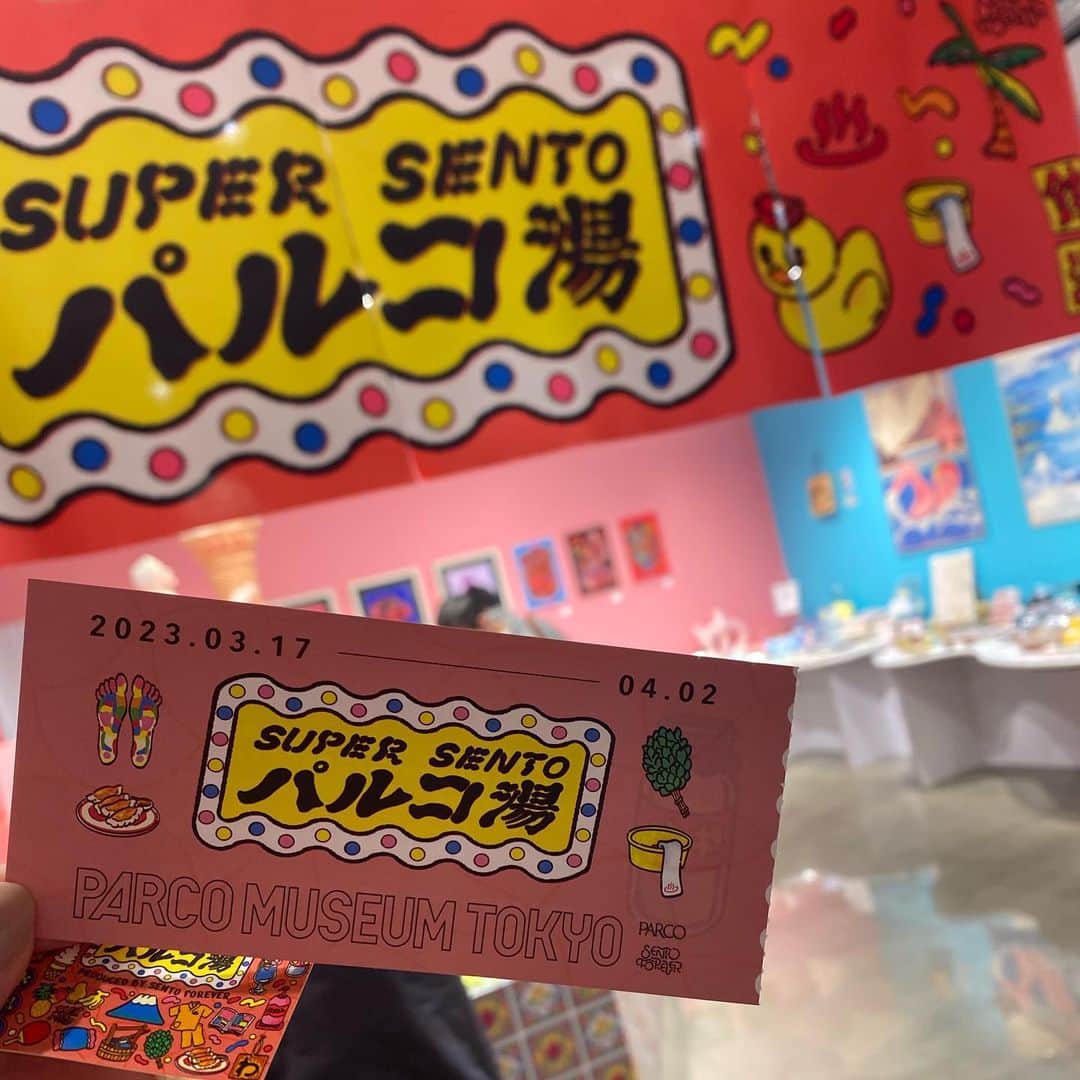 有村藍里さんのインスタグラム写真 - (有村藍里Instagram)「♨️ 渋谷パルコさんにて  "PARCO MUSEUM TOKYO" 過去最大規模の銭湯・サウナグッズが大集合した イベントが先日閉幕しました。   『SUPER SENTO パルコ湯 』 おふろクリエイター @bathroom__ さんとの作品 「終末秘密喫茶」を展示していただきました。 ありがとうございました。  メロンクリームソーダなど 私の「好き」も表現していただいた作品で 衣装は古着屋さんで見つけたワンピース。 本当は袖があったのですが、ノースリーブにしたくて 慣れない裁縫を途中まで頑張りました🫠 (最後は諦めて安全ピンで止めました🧷)  レトロ可愛いグッズが 沢山販売されていて とても楽しかったので また開催される際にも 是非遊びに行きたいです。 #パルコ湯」4月4日 2時27分 - arimuraairi