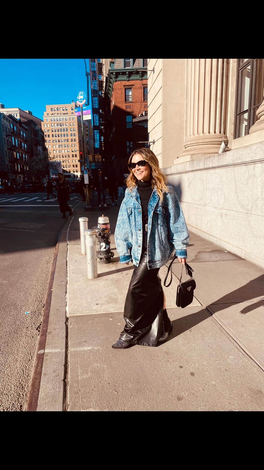 Mayela Vazquezのインスタグラム：「Monday Mood 💥Finish something. Anything. Stop researching, planning and prepping to do the work and just do the work. It doesn’t matter how good or how bad it is. You don’t have to set the world on fire with your first try. You just have to prove to yourself that you have what it takes to go for it. There are no artists, athletes, entrepreneurs or scientists who became great by half-finishing their work. Stop debating and having a bunch of “goals” — and bring some action!」