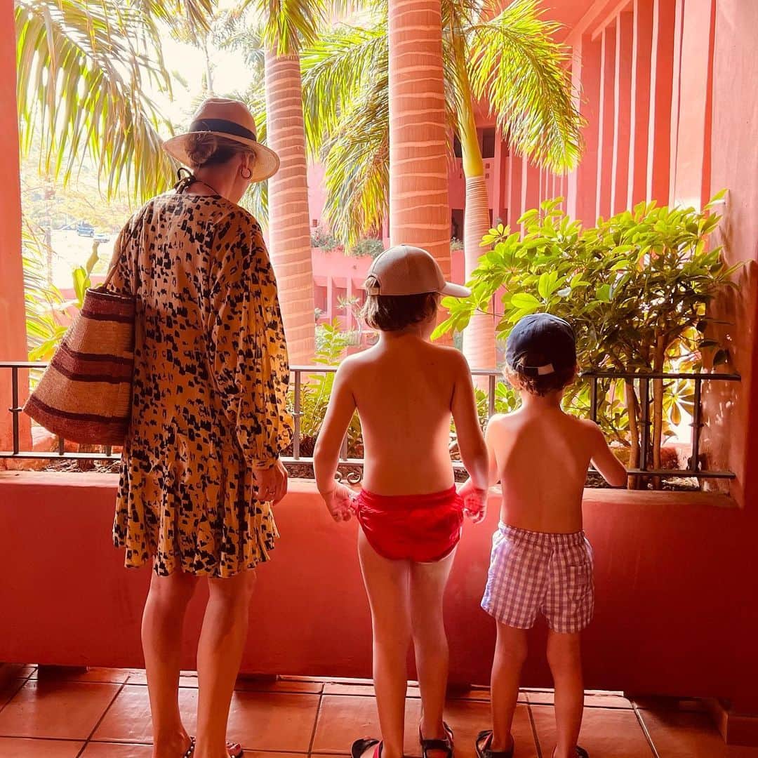 キャット・ディーリーのインスタグラム：「Made it to the sunshine ….」
