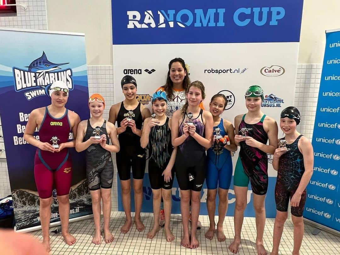 ラノミ・クロモウィジョジョのインスタグラム：「Ranomi Cup 2023 was een groot succes 😇  Zoveel jonge zwemmers samen zoveel plezier zien maken 💙💙💙   Inspireren - Plezier - Saamhorigheid. Dat zijn de drie pijlers van deze bijzondere wedstrijd 👊🏽 samen in actie voor @unicefnederland   Bedankt lieve deelnemers, teamcaptains, jury, sponsors, vrienden-van, vrijwilligers en organisatie van de @ranomiwoudacup   Nu al zin in volgend jaar 😚」