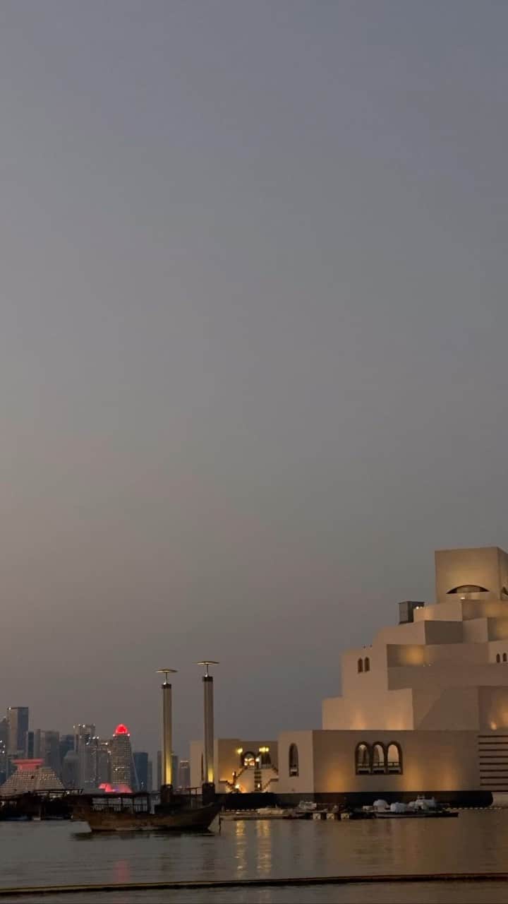 Marinet Mattheeのインスタグラム：「Quick stop in #doha 📍」