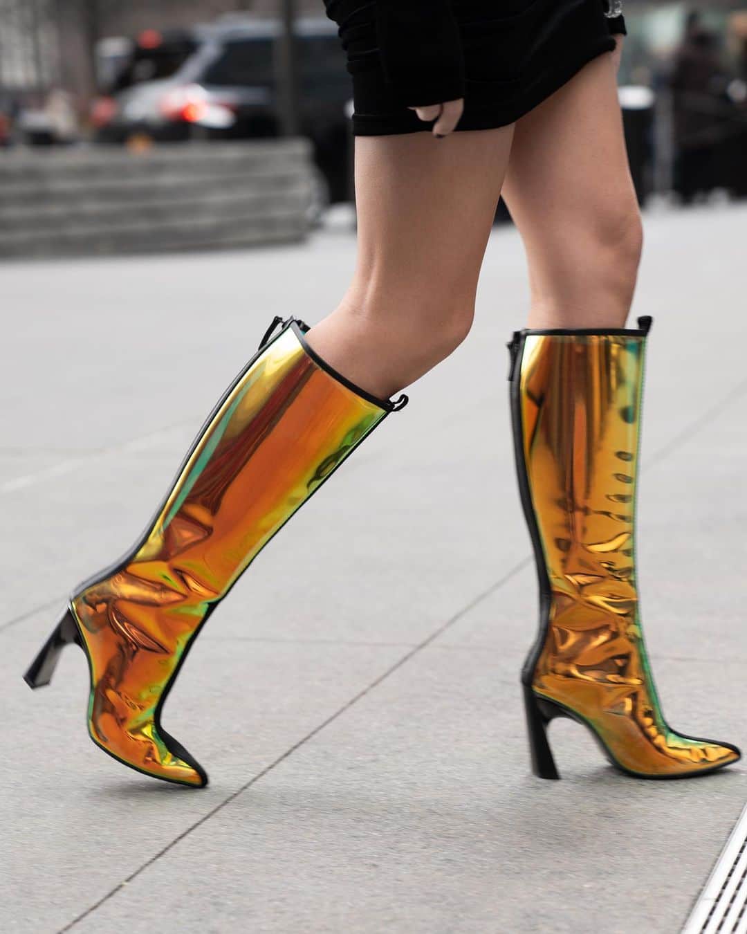 ユナイテッドヌードさんのインスタグラム写真 - (ユナイテッドヌードInstagram)「CHROMATIC STATEMENT: Lucid Molten Hi in Aqua Iridescent ///  . Content /// @ewamichalikcom . #unitednude #SS23 #metallics #transitionalstyles #iridescent」4月4日 3時07分 - unitednude