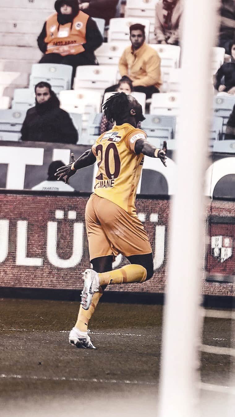カルロス・マネのインスタグラム：「𝐄𝐱𝐢𝐛𝐢𝐜̧𝐚̃𝐨 𝐝𝐞 𝐆𝐀𝐋𝐀! 👑 Carlos Mané destruiu no jogo incrível entre o Kayserispor e o Trabzonspor. O avançado 🇵🇹 ganhou uma grande penalidade, logo a abrir a segunda parte, que resultou no 1-3. A sua equipa acabou por se deixar empatar, e lá apareceu ele outra vez para marcar um grande golo, fixando o 3-4 final ⚡️👏  @official_carlosmane 🤝 #bornCreative」
