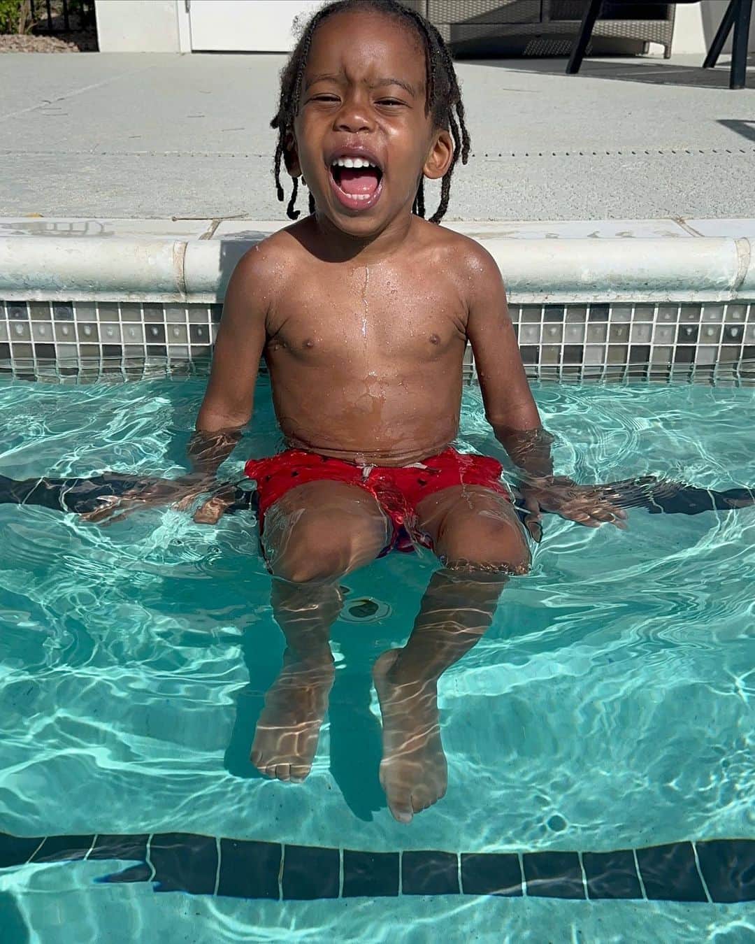 ビアンカ・ウィリアムズのインスタグラム：「Pool days with my favourite 🫶🏾🫶🏾☀️☀️  #boymom #phoenix #arizona #melanin  #chandleraz #waterboy #swimday #mumandson #poolday」
