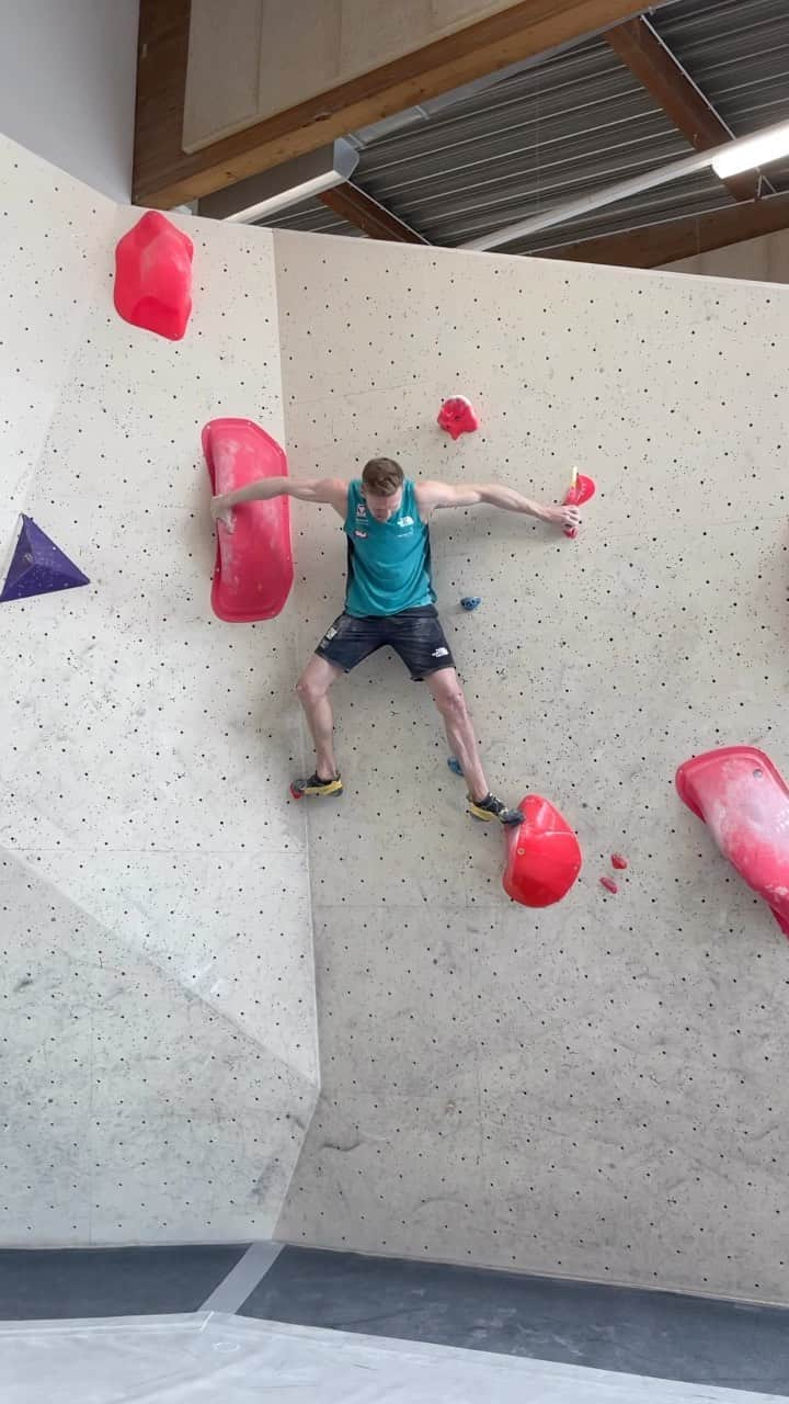 ヤコブ・シューベルトのインスタグラム：「Fun boulder from our recent competition simulation, not the intended beta but definitely the easiest one. Sometimes you just got to turn around 😄 • • Video by @mathias_posch 🔥 • @mammut_swiss1862 @gloryfy_unbreakable @lasportivagram @raiffeisentirol @subaru_austria @thecrag_worldwide  #climbing #bouldering #boulderingvideo #sportsvideo #athlete #strong #bouldern」