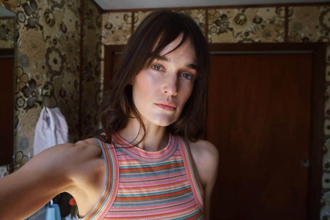 ケイト・ハリソンのインスタグラム：「70s w. @lizaboone 🫶🏻」
