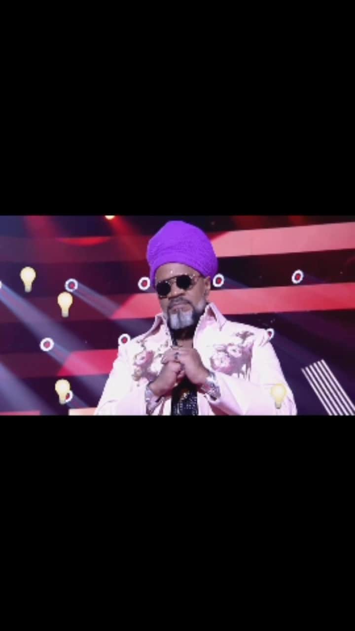 ファチマ・ベルナルデスのインスタグラム：「@carlinhosbrown esteve em todas as edições do #thevoicekids e mesmo assim mantém a ansiedade por mais uma estreia. A partir do dia 9, ele, @iza , @mumuzinho e eu estaremos juntos recebendo os talentos da edição deste ano. Não perca. E reúna a família pra se divertir com a gente neste domingo de Páscoa. 🎤💜」