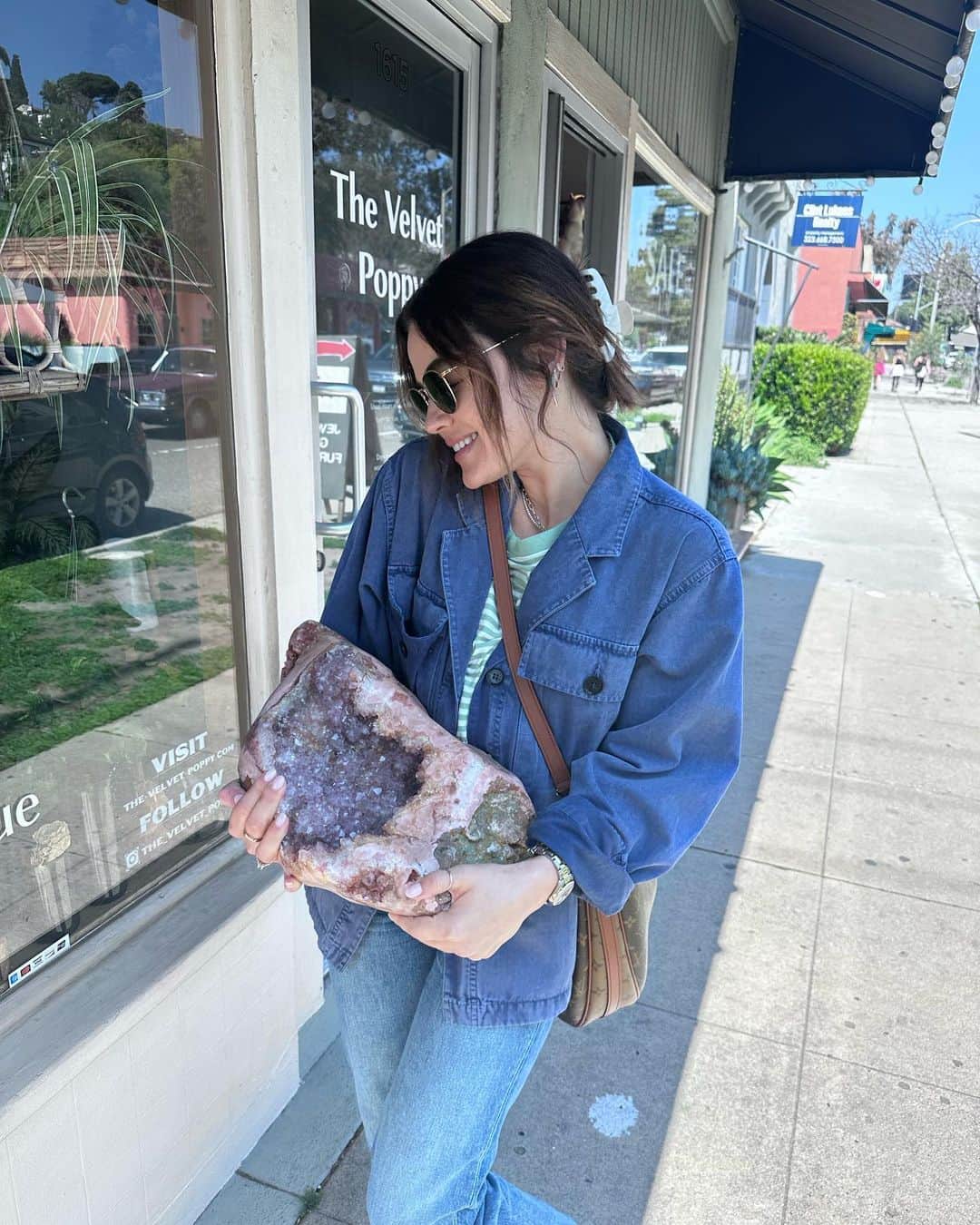 ルーシー・ヘイルのインスタグラム：「crystals and axes and cuties」